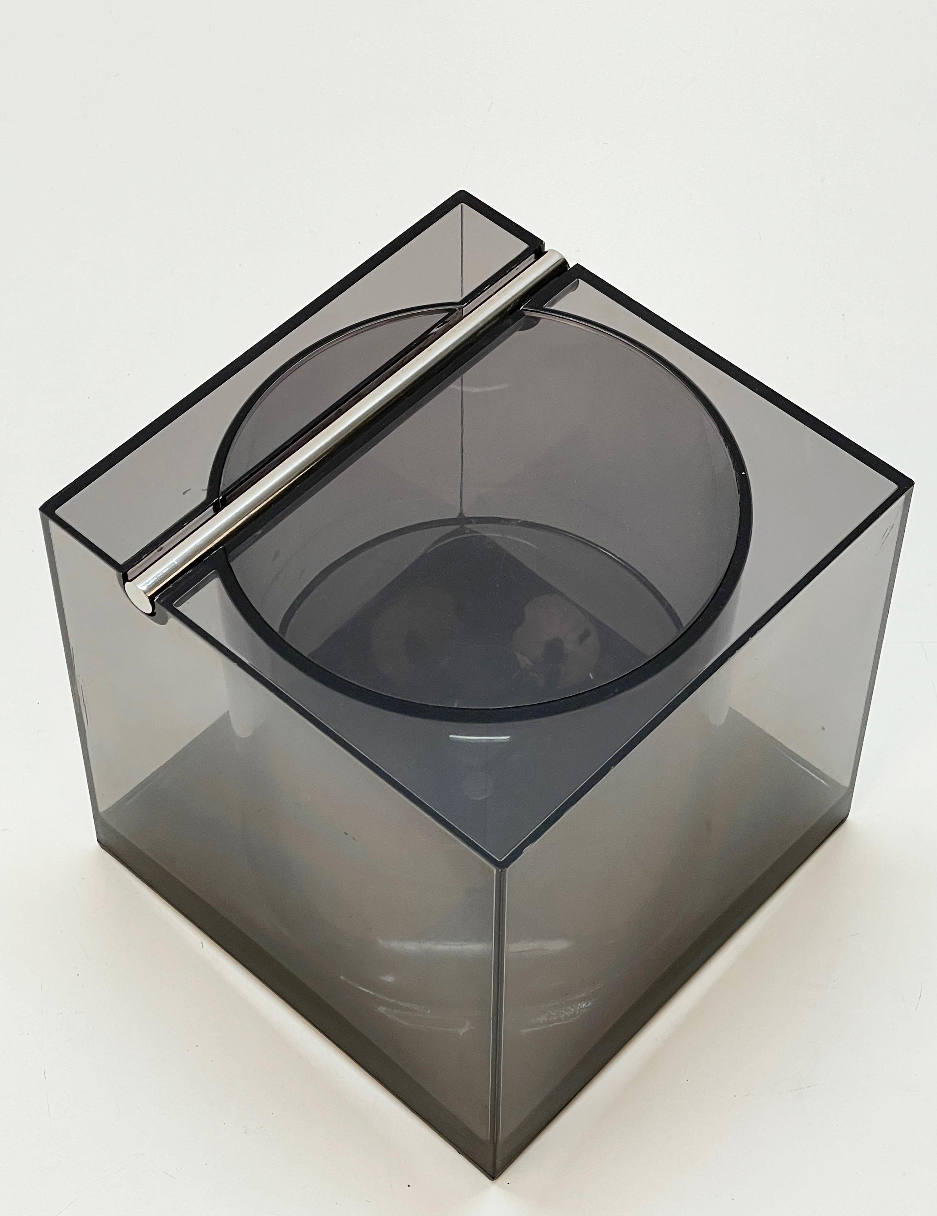 Late 20th Century Studio Opi Midcentury Acrylic Cubic Italian Ice Bucket for Di Cini & Nils, 1974 For Sale