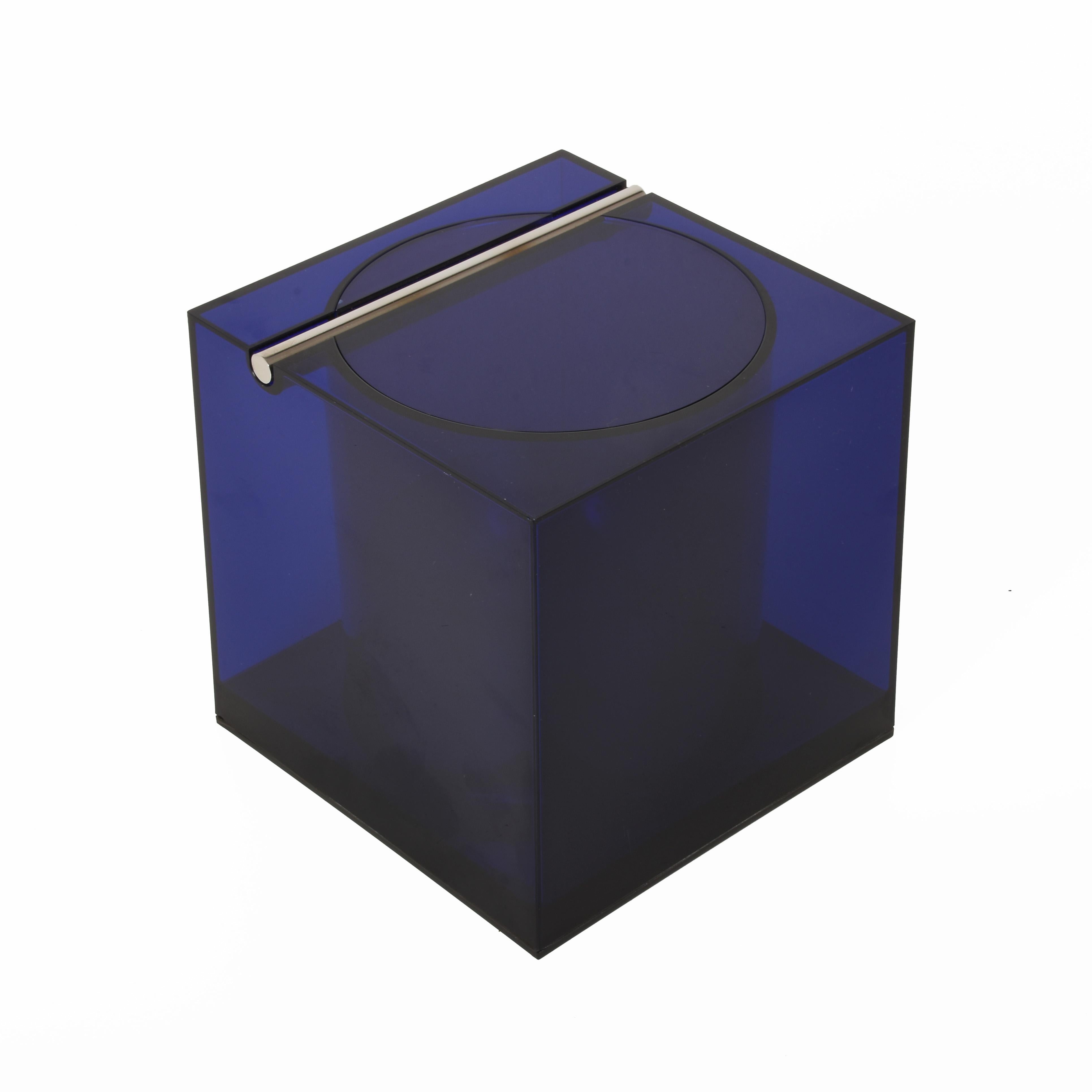 Wonderful midcentury blue acrylic cubic ice bucket for Di Cini & Nils. 

This amazing item was designed by the Italian Studio Opi, more precisely by Franco Bettonica and Mario Melocchi, in 1974.

An elegant piece that will enrich a bar or