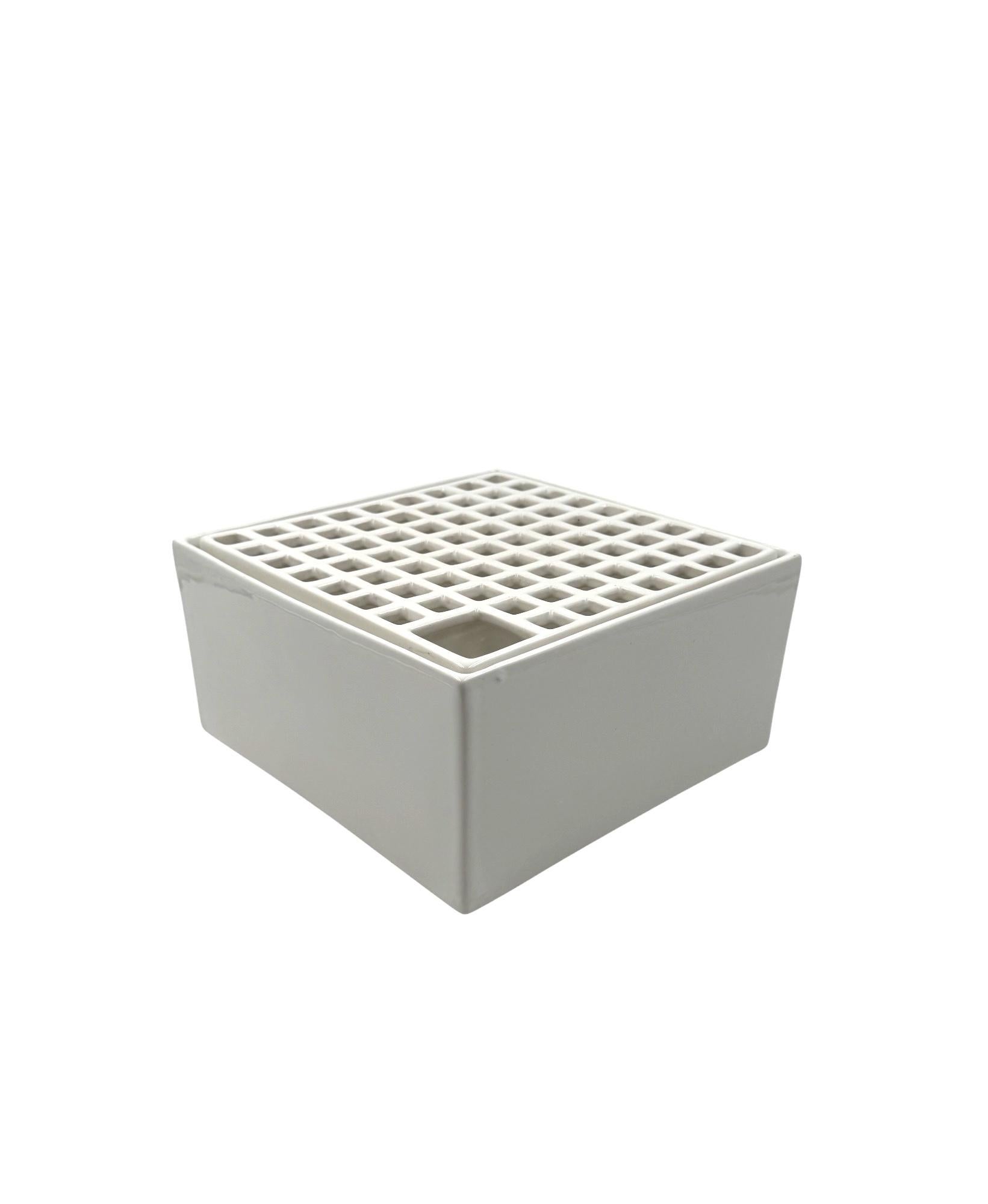 Studio Opi, White space age mod. Ikebana C ceramic vase, Gabbianelli Italy 1970 in vendita 4