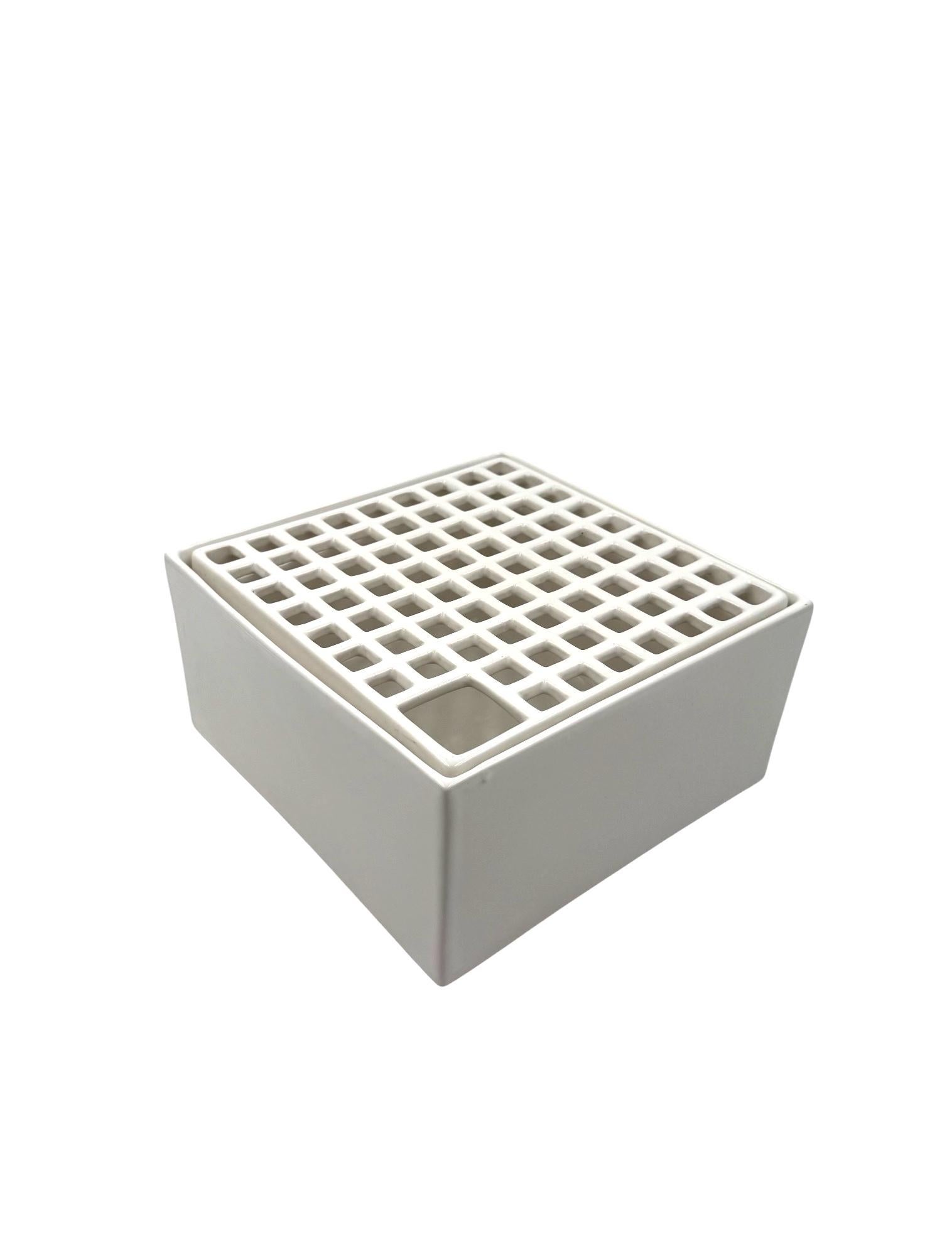 Studio Opi, White space age mod. Ikebana C ceramic vase, Gabbianelli Italy 1970 in vendita 5