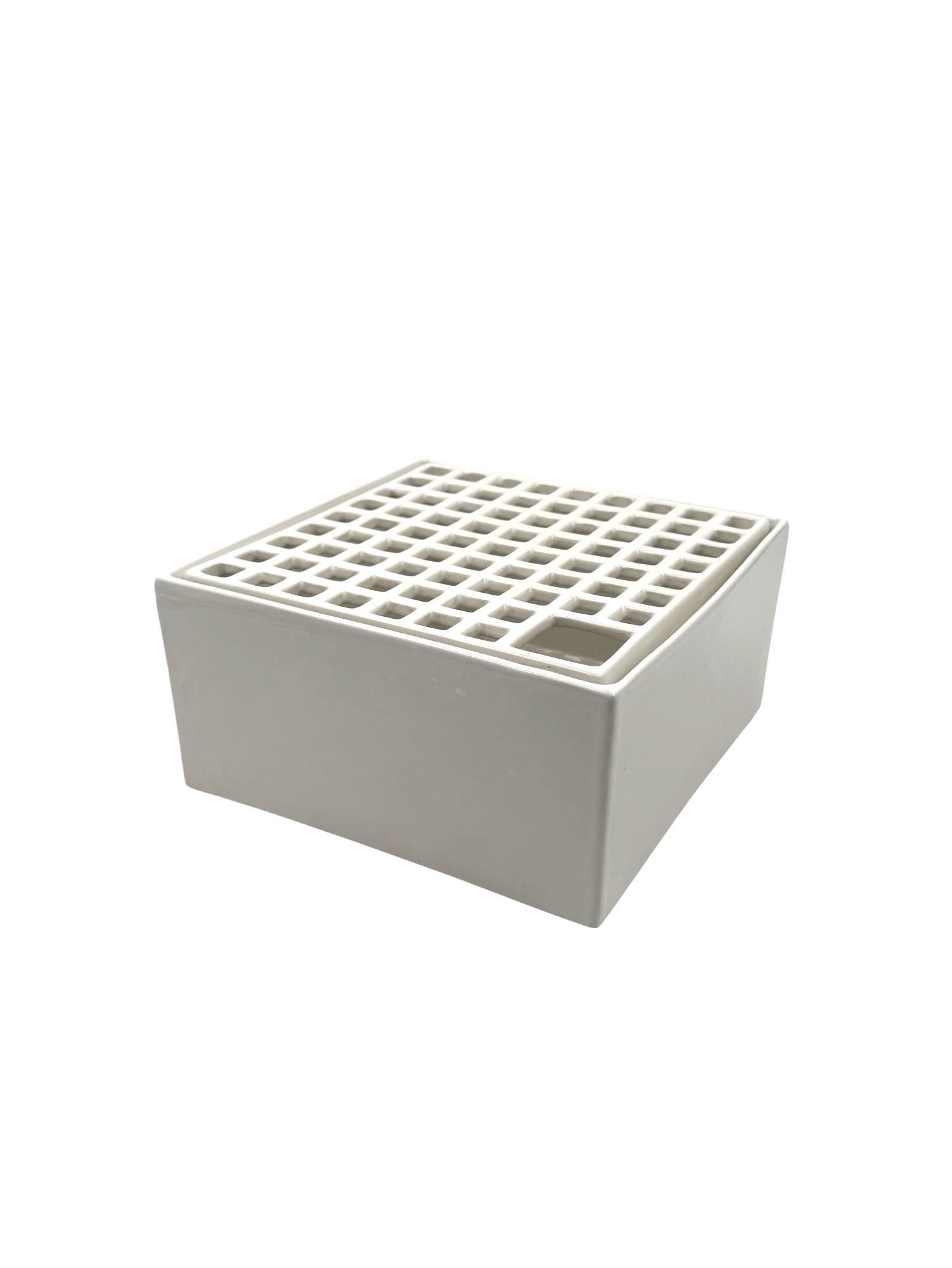 Studio Opi, White space age mod. Ikebana C ceramic vase, Gabbianelli Italy 1970 in vendita 7