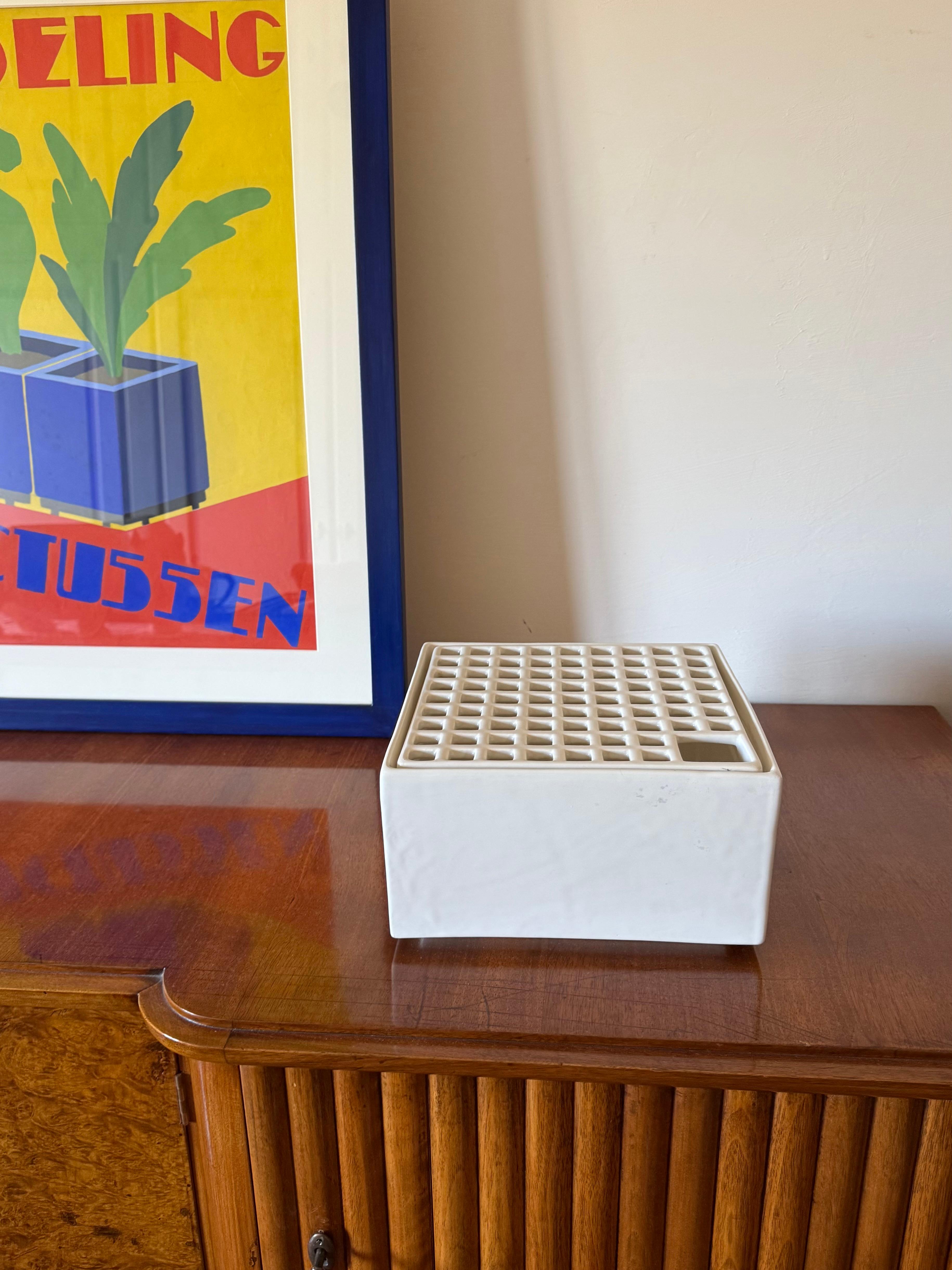White modern ceramic / ashtray / vase mod. Ikebana C

designed by Studio OPI (F. Bettonica, M. Melocchi) Italy ca. 1970

Marked under the base

H 13 cm - 24 × 24 cm

Conditions: excellent consistent with age and use.
