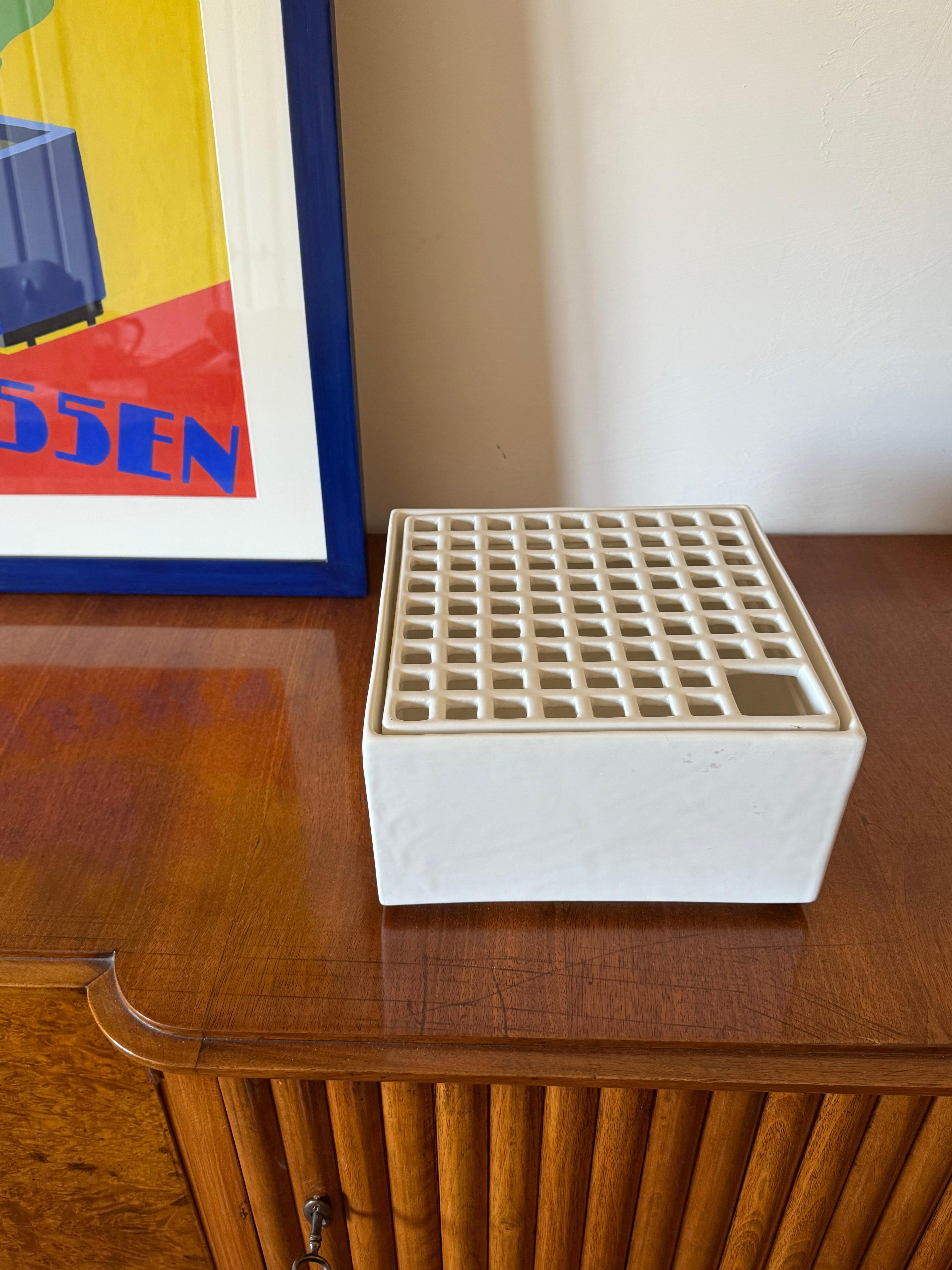 Studio Opi, White space age mod. Ikebana C ceramic vase, Gabbianelli Italy 1970 In condizioni ottime in vendita a Firenze, IT