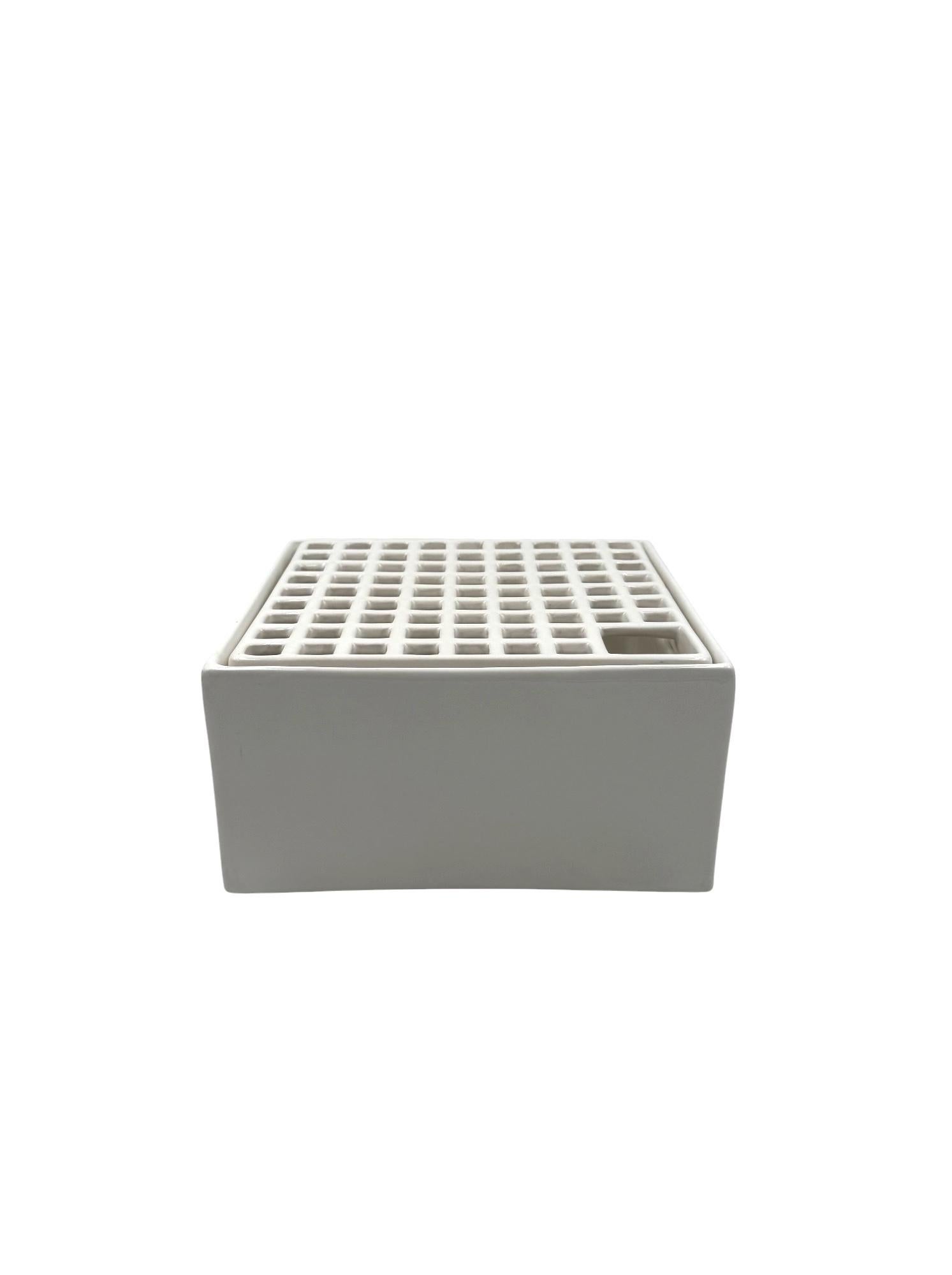 Studio Opi, White space age mod. Ikebana C ceramic vase, Gabbianelli Italy 1970 in vendita 2
