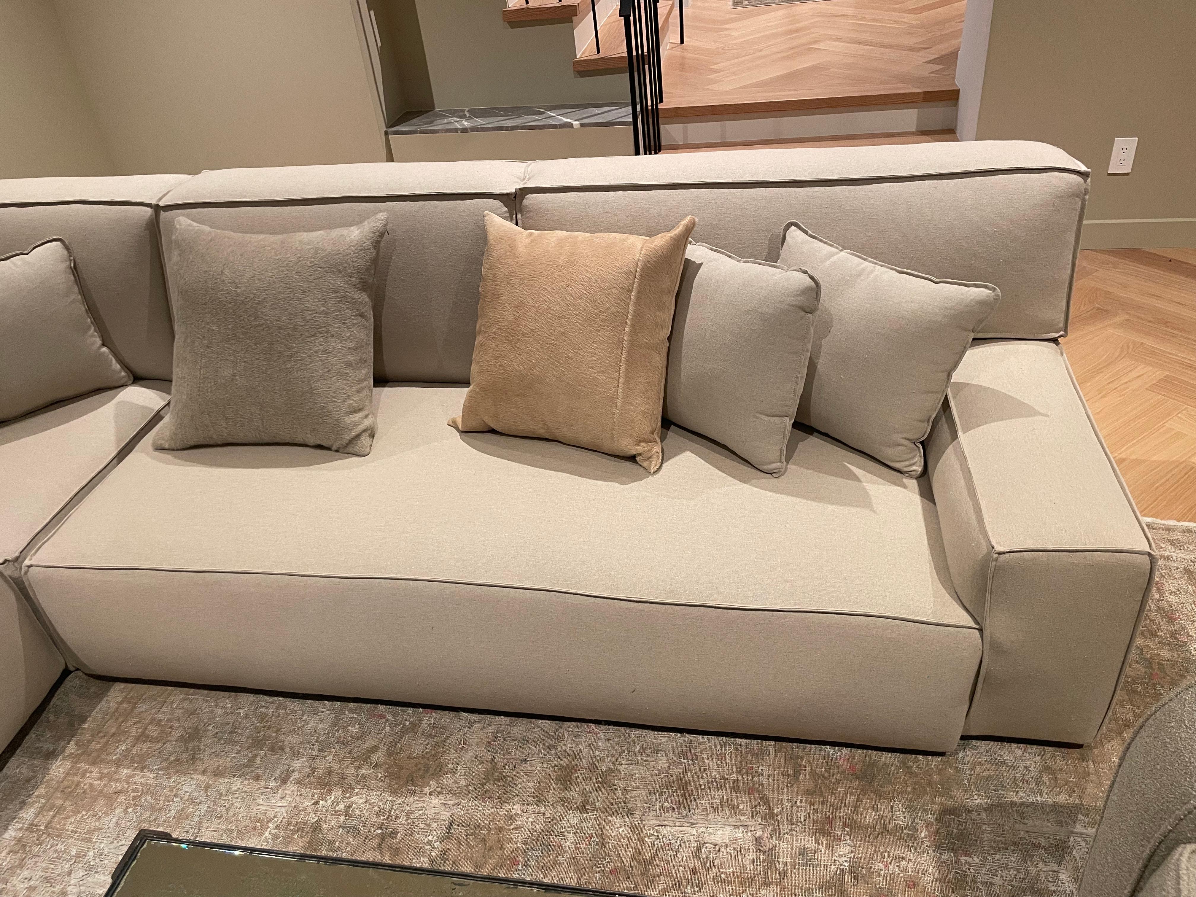 Sectional-Sofa aus verstaubtem, natürlichem Leinen  (amerikanisch) im Angebot