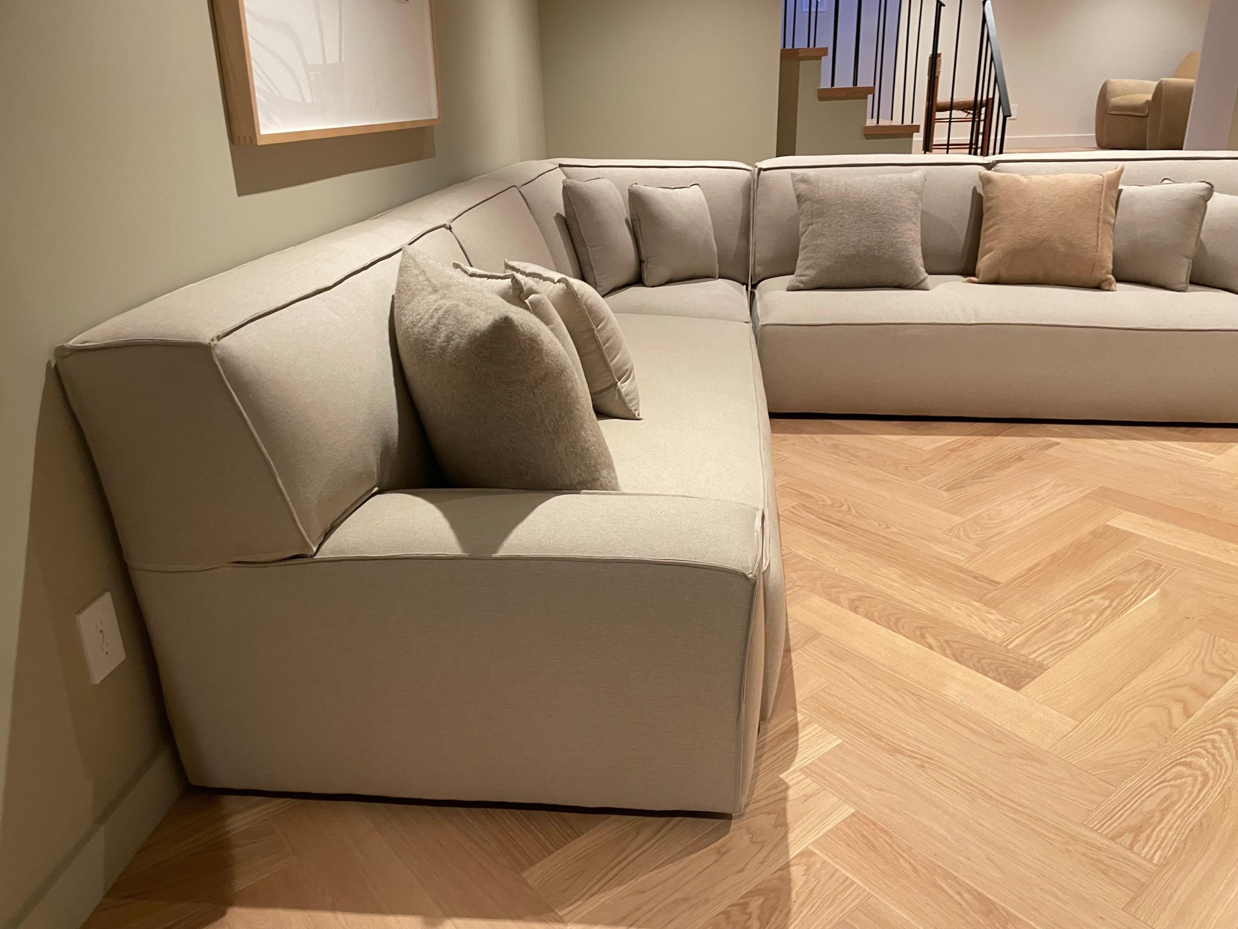 Sectional-Sofa aus verstaubtem, natürlichem Leinen  im Zustand „Neu“ im Angebot in West Hollywood, CA