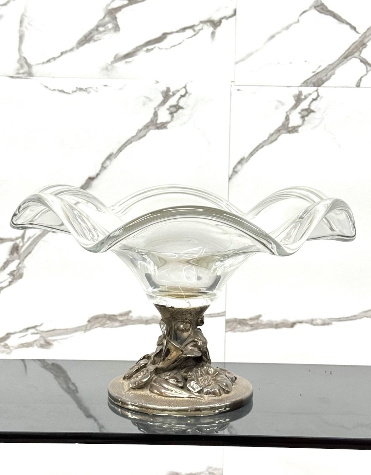 Studio Ottaviani Centrotavola Cristallo 1970’s Design Luxury.

Base in metallo e argento, coppa in cristallo.

Opera depositata.

L’articolo è in buone condizioni conservative, non vi è alcun difetto estetico o strutturale importante da segnalare,