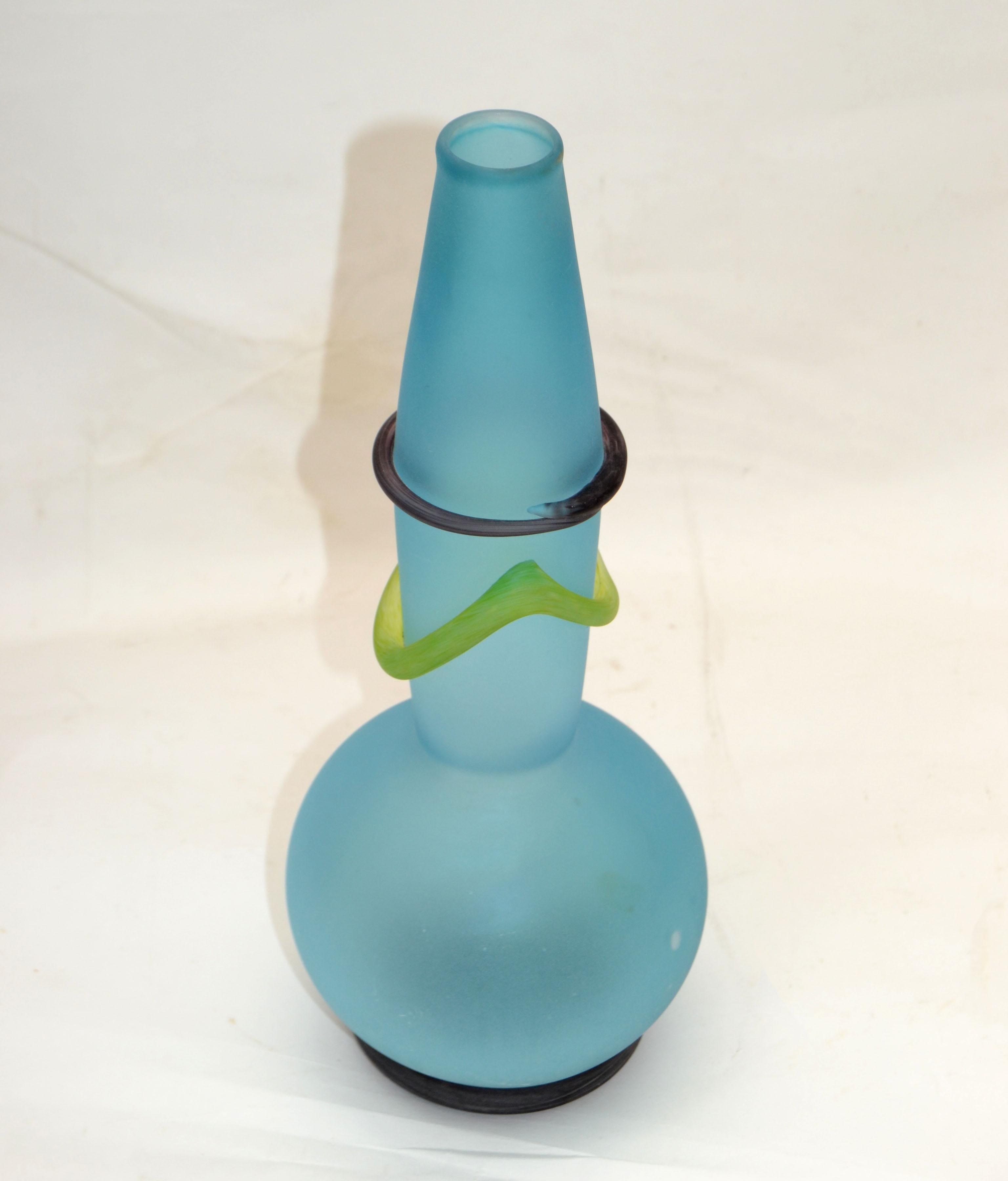 Vase en verre d'art soufflé Studio Paran en verre bleu turquoise et jaune d'Amérique.
L'ouverture de 1,5 pouces de diamètre est destinée à recevoir un petit bouquet.
L'art du verre unique Mid-Century Modern très élégant et pratique.