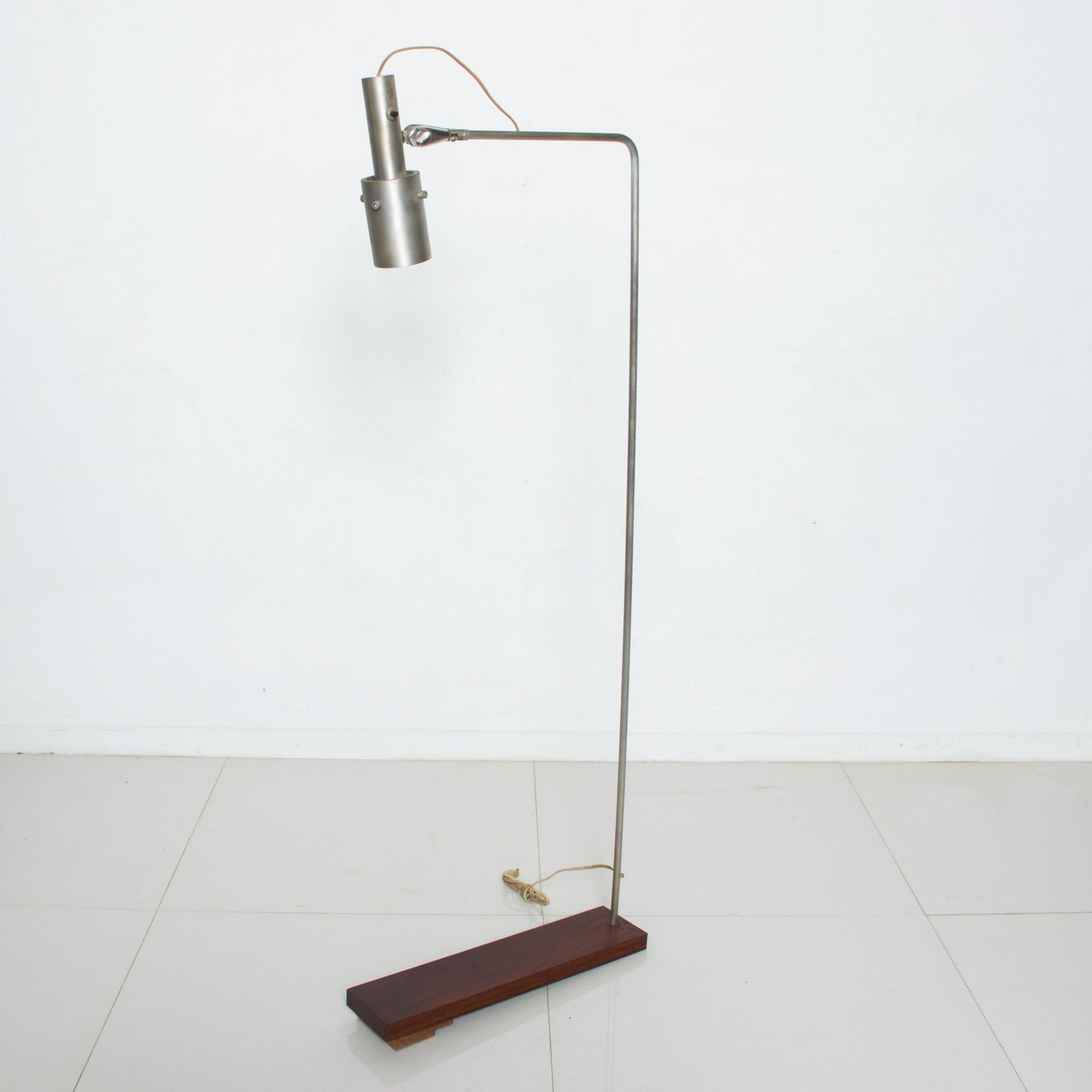 Custom Studio piece adjustable reading floor lamp in modern aluminum and walnut wood 1970s
Great look and wonderful reading light! In the style of Koch & Lowy.
Measures: 48.5