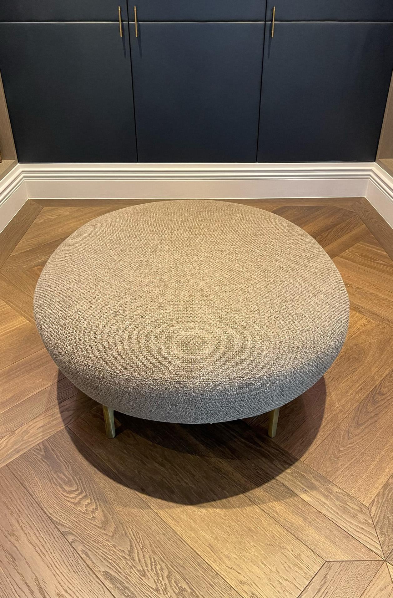 Ella Poof by Studio Piet Boon.

A wonderful and 'organically circular' shape makes up this Ella pouf ottoman by Piet Boon. 

The sumptuous thick top of the ottoman pouf is held up with 4 sculptural legs, which have been cast in bronze. The top is