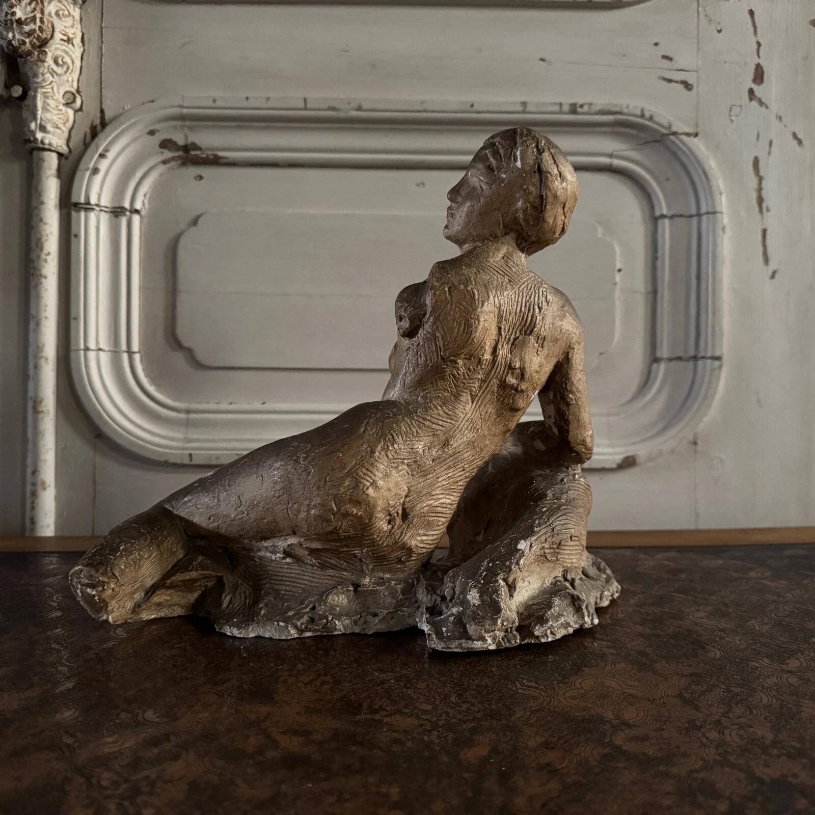 Studio plaster by Charles Filleul depicting a nude young woman seated on a rock. In Good Condition For Sale In NANTES, FR