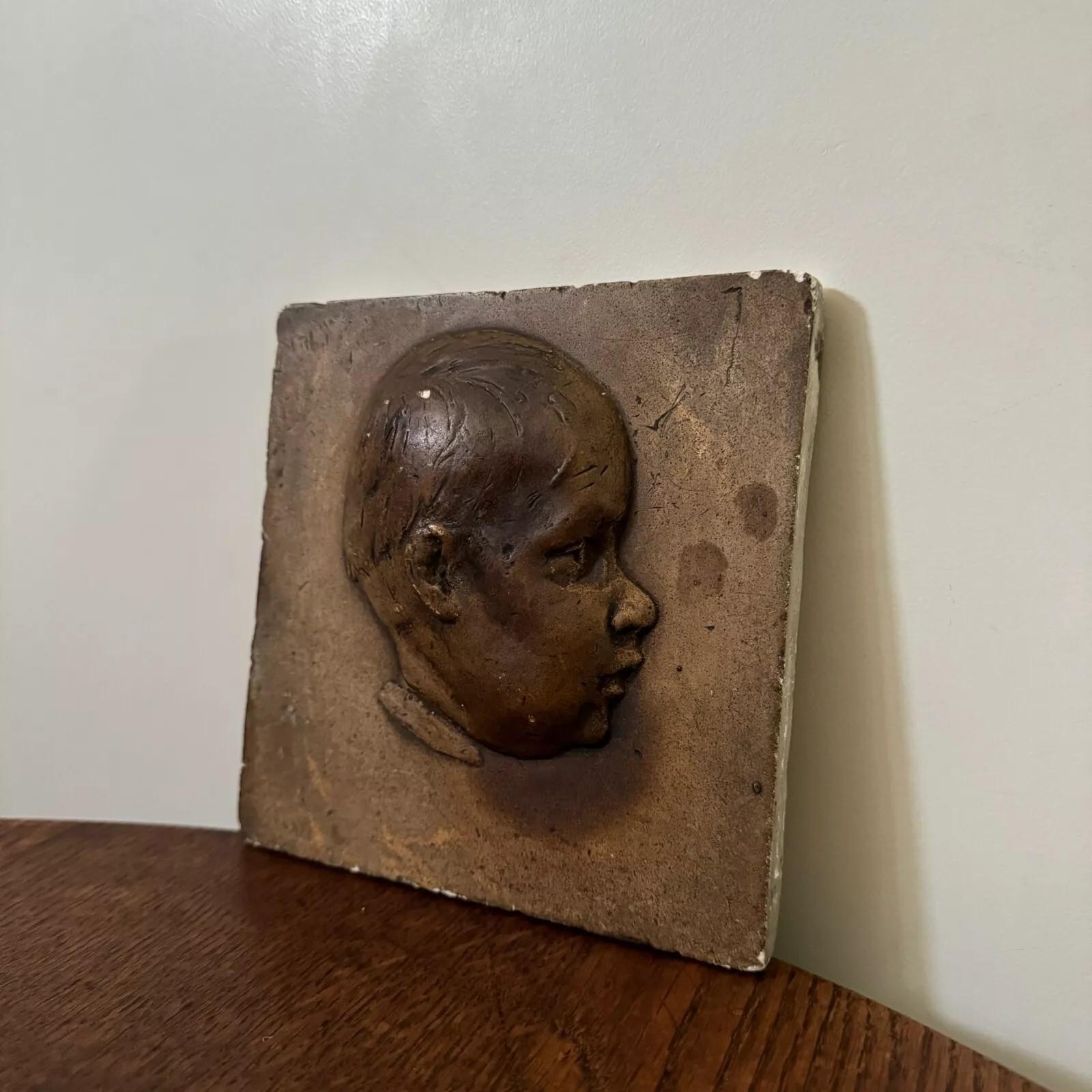 Studio Plaster Medallion – Attributed to Charles Filleul – Head of a Young Child, Early 20th Century

This unsigned studio plaster medallion originates from the workshop of Charles Filleul. On the reverse, it bears the handwritten annotation “1er,”