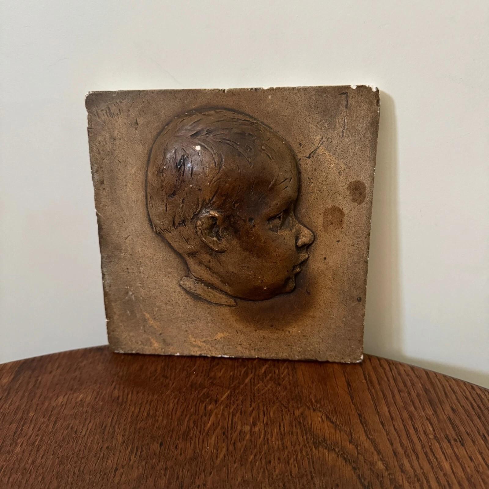 Neoclassico Studio Plaster Medallion by Ch. Filleul Head of a Young Child Early 20th Century in vendita