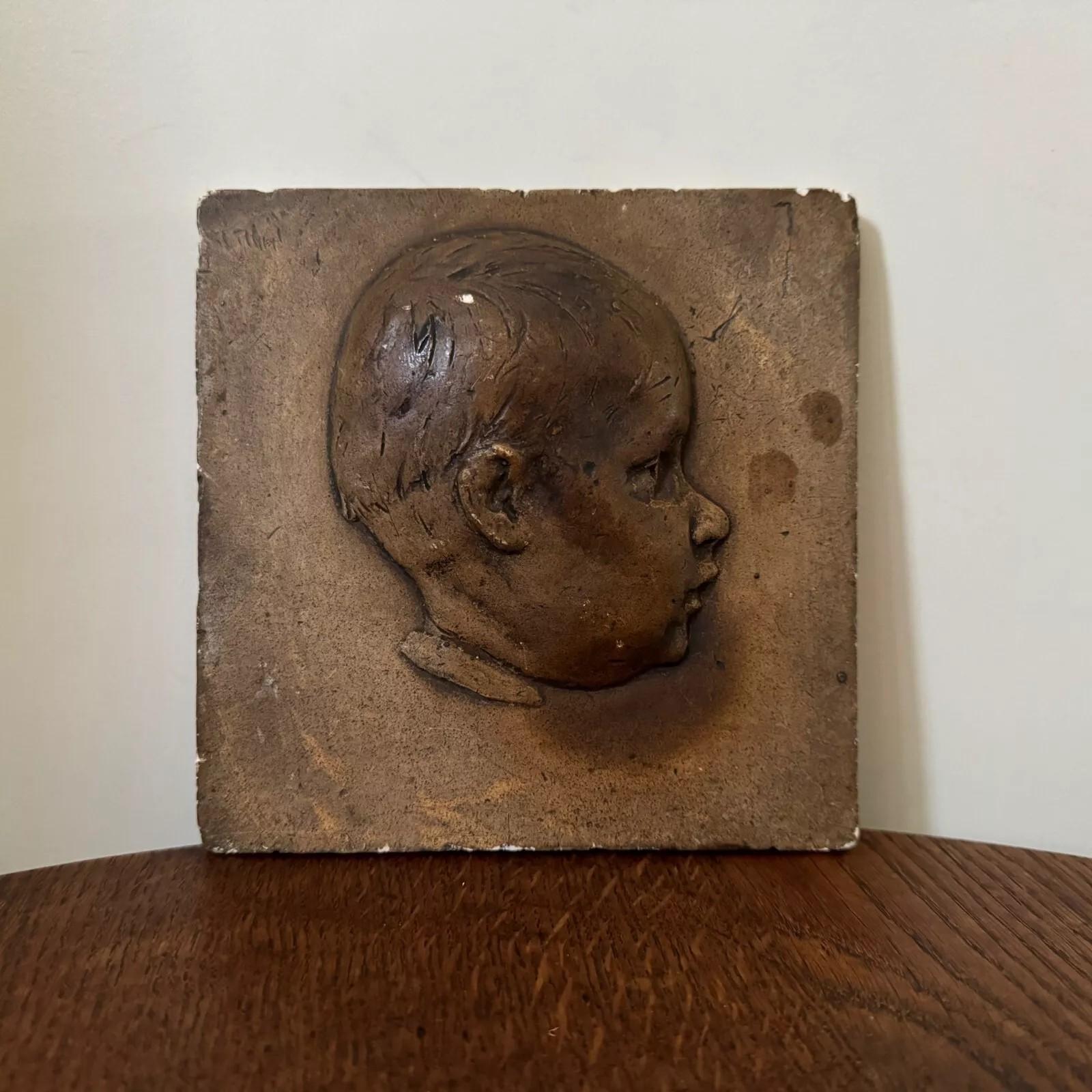 Francese Studio Plaster Medallion by Ch. Filleul Head of a Young Child Early 20th Century in vendita