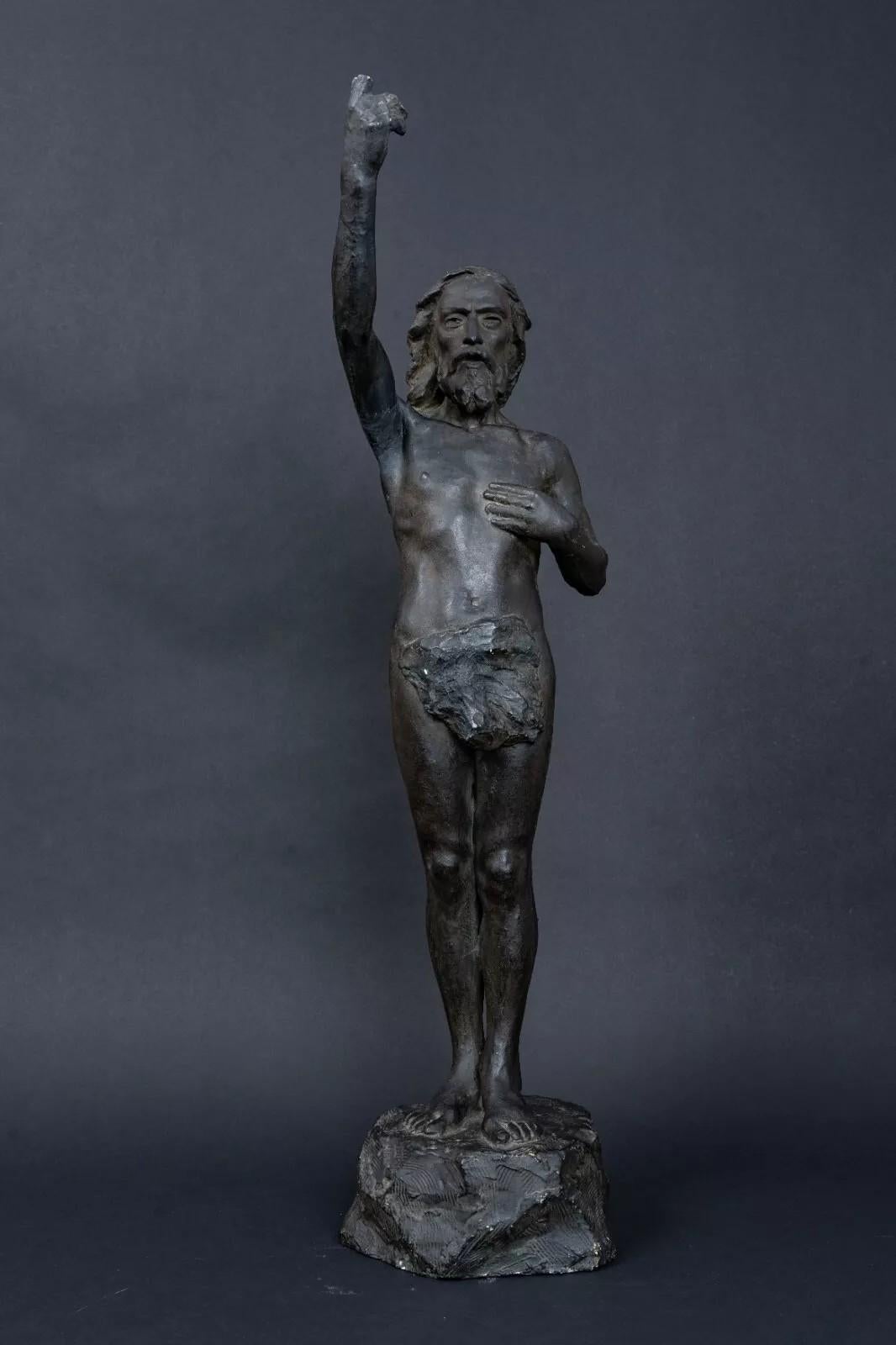 This is a plaster statue from the workshop of Charles-Alexandre Filleul (1856–1907), depicting Christ with a raised arm.
The piece is signed and dedicated by Filleul. It features a beautiful patina and conveys a strong, well-executed presence.

It