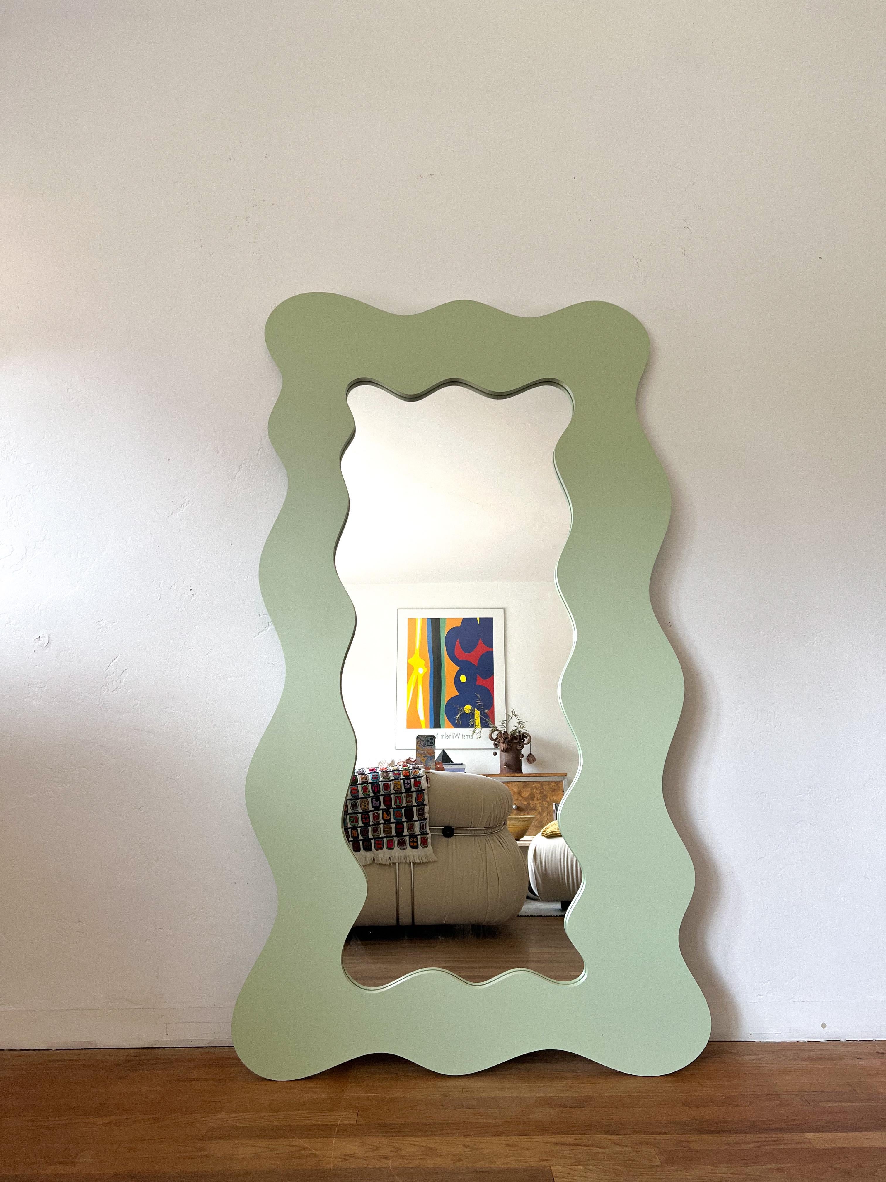 Postmoderne Studio Postmodern Miroir au sol à bords ondulés, inspiré de Memphis en vente