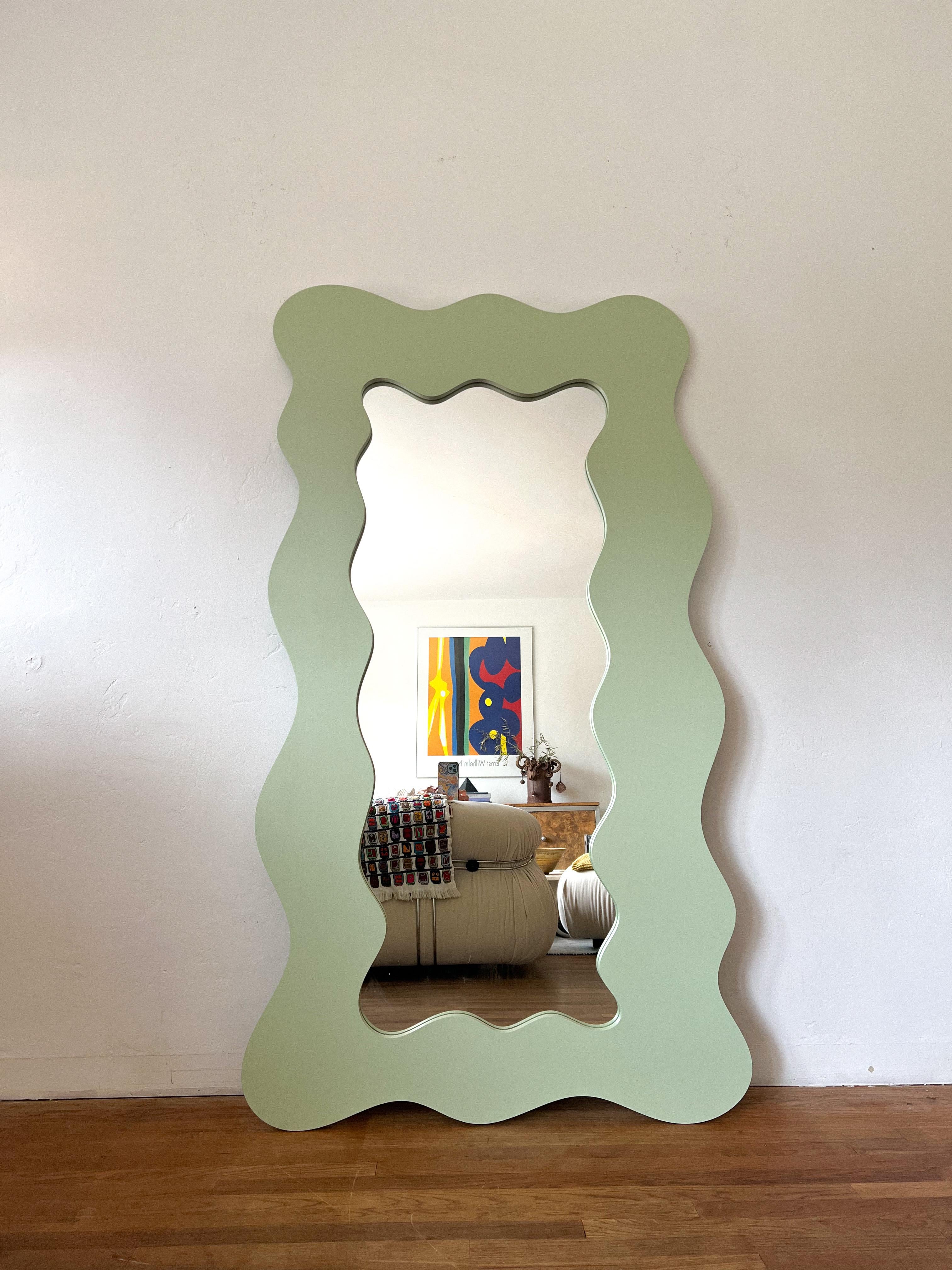 Américain Studio Postmodern Miroir au sol à bords ondulés, inspiré de Memphis en vente