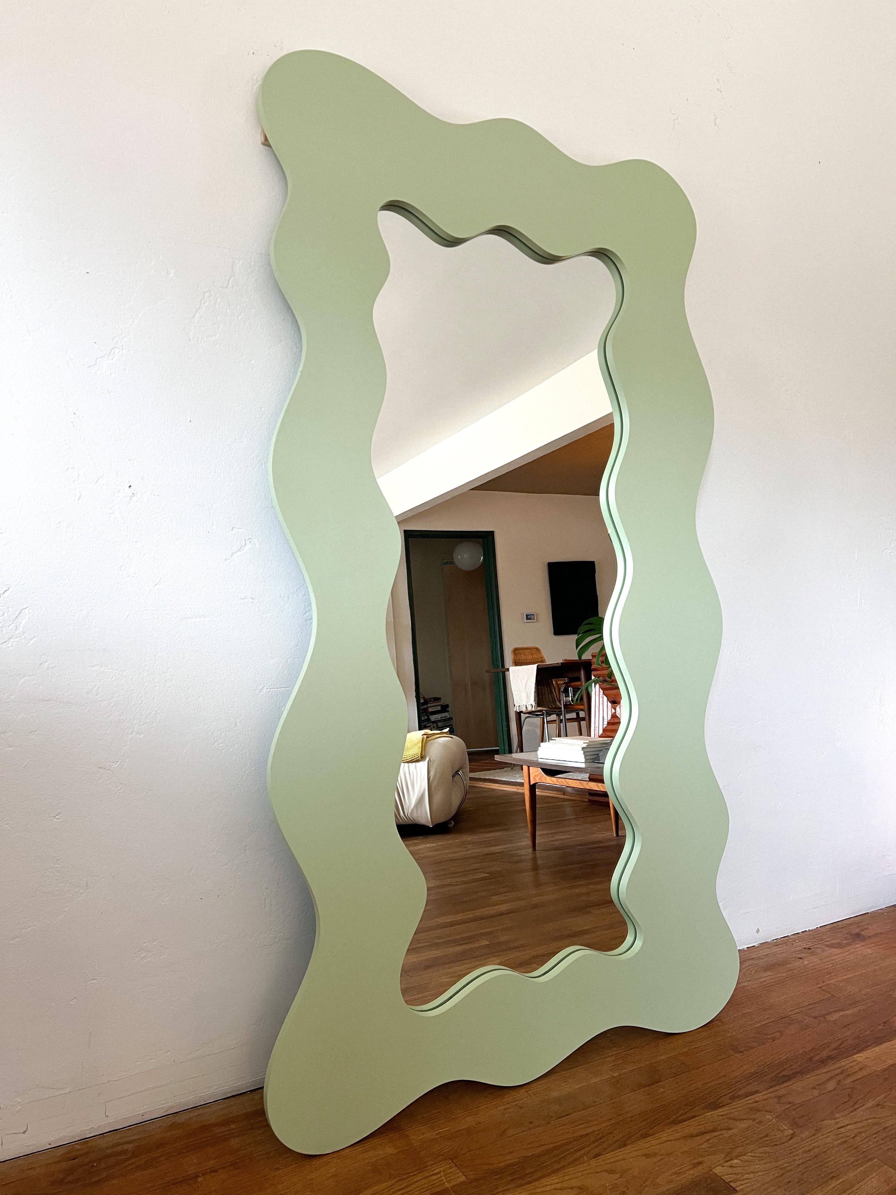 Studio Postmodern Miroir au sol à bords ondulés, inspiré de Memphis Bon état - En vente à La Mesa, CA