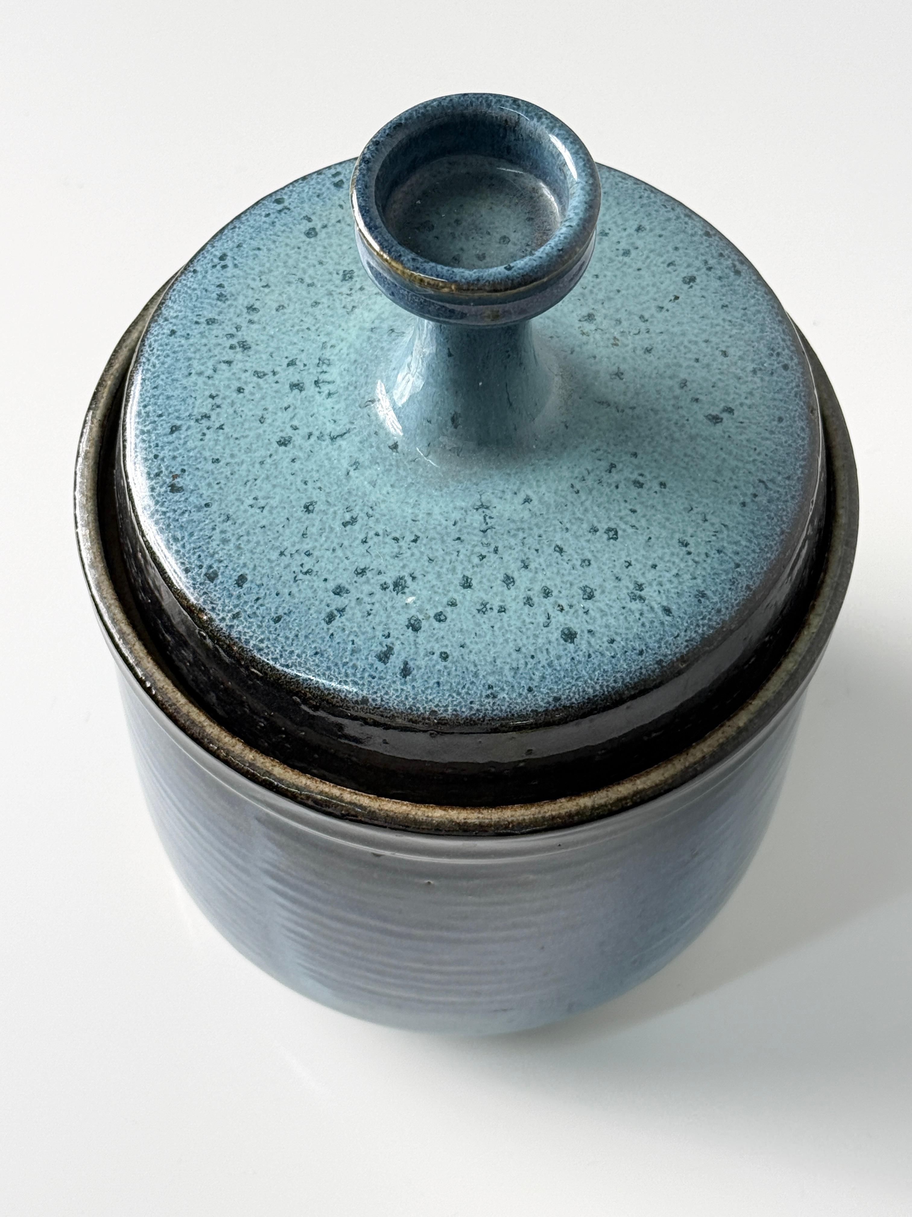 Mid-Century moderno Studio Pottery Vaso con coperchio in gres smaltato blu Ombre di Gawaine Dart 1970s in vendita
