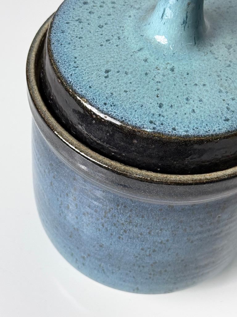 Americano Studio Pottery Vaso con coperchio in gres smaltato blu Ombre di Gawaine Dart 1970s in vendita