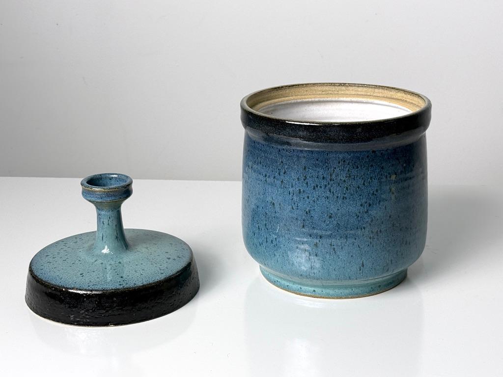 Studio Pottery Vaso con coperchio in gres smaltato blu Ombre di Gawaine Dart 1970s In condizioni buone in vendita a Troy, MI
