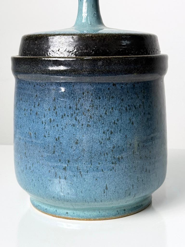 Fine XX secolo Studio Pottery Vaso con coperchio in gres smaltato blu Ombre di Gawaine Dart 1970s in vendita