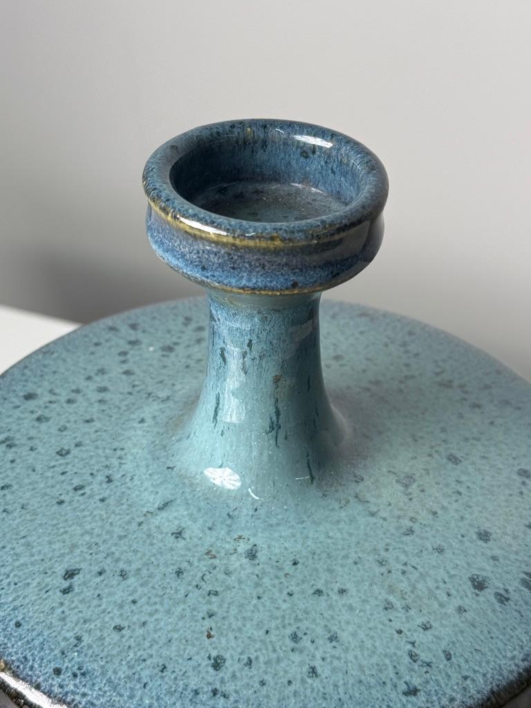 Ceramica Studio Pottery Vaso con coperchio in gres smaltato blu Ombre di Gawaine Dart 1970s in vendita