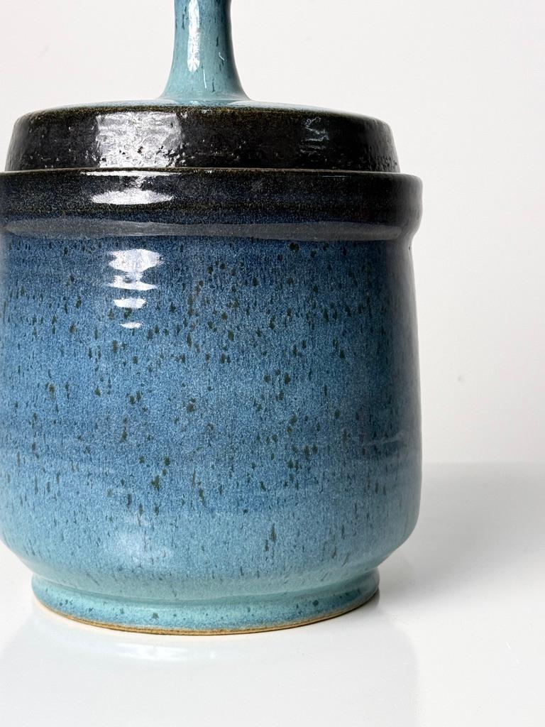 Studio Pottery Vaso con coperchio in gres smaltato blu Ombre di Gawaine Dart 1970s in vendita 1