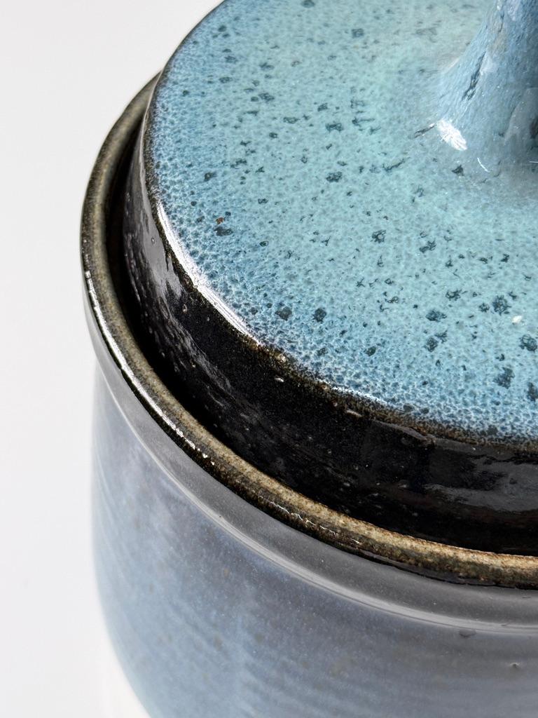 Studio Pottery Vaso con coperchio in gres smaltato blu Ombre di Gawaine Dart 1970s in vendita 2