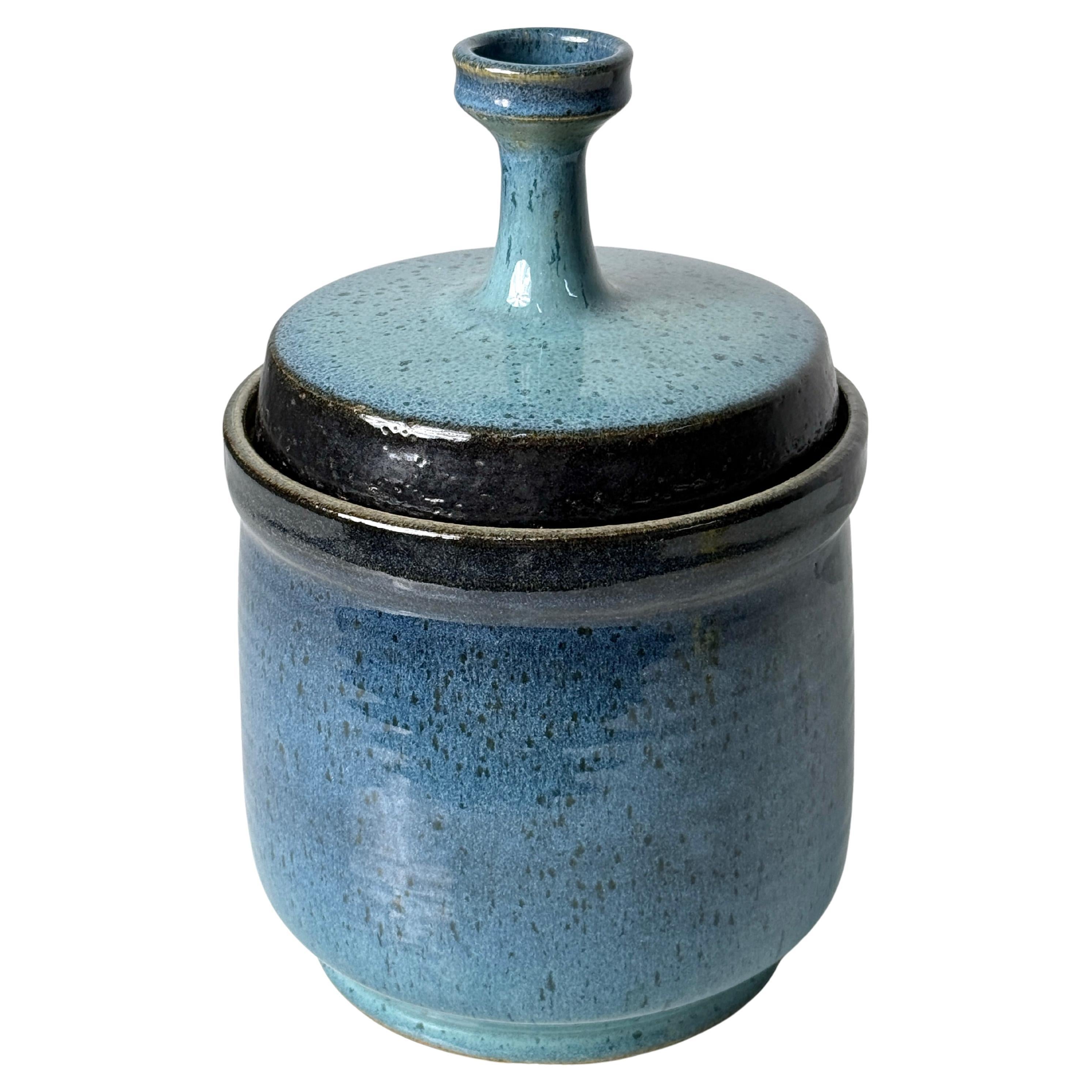 Studio Pottery Vasija de gres esmaltado azul ombre con tapa de Gawaine Dart Años 70