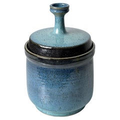 Studio Pottery Vasija de gres esmaltado azul ombre con tapa de Gawaine Dart Años 70