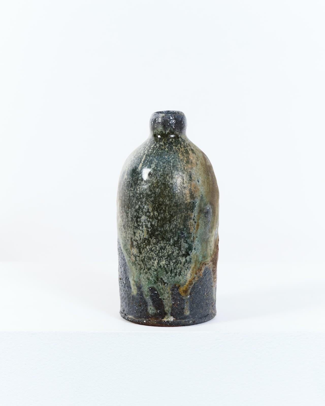 Bouteille sculpturale en grès avec glaçure
H17 x D8 cm