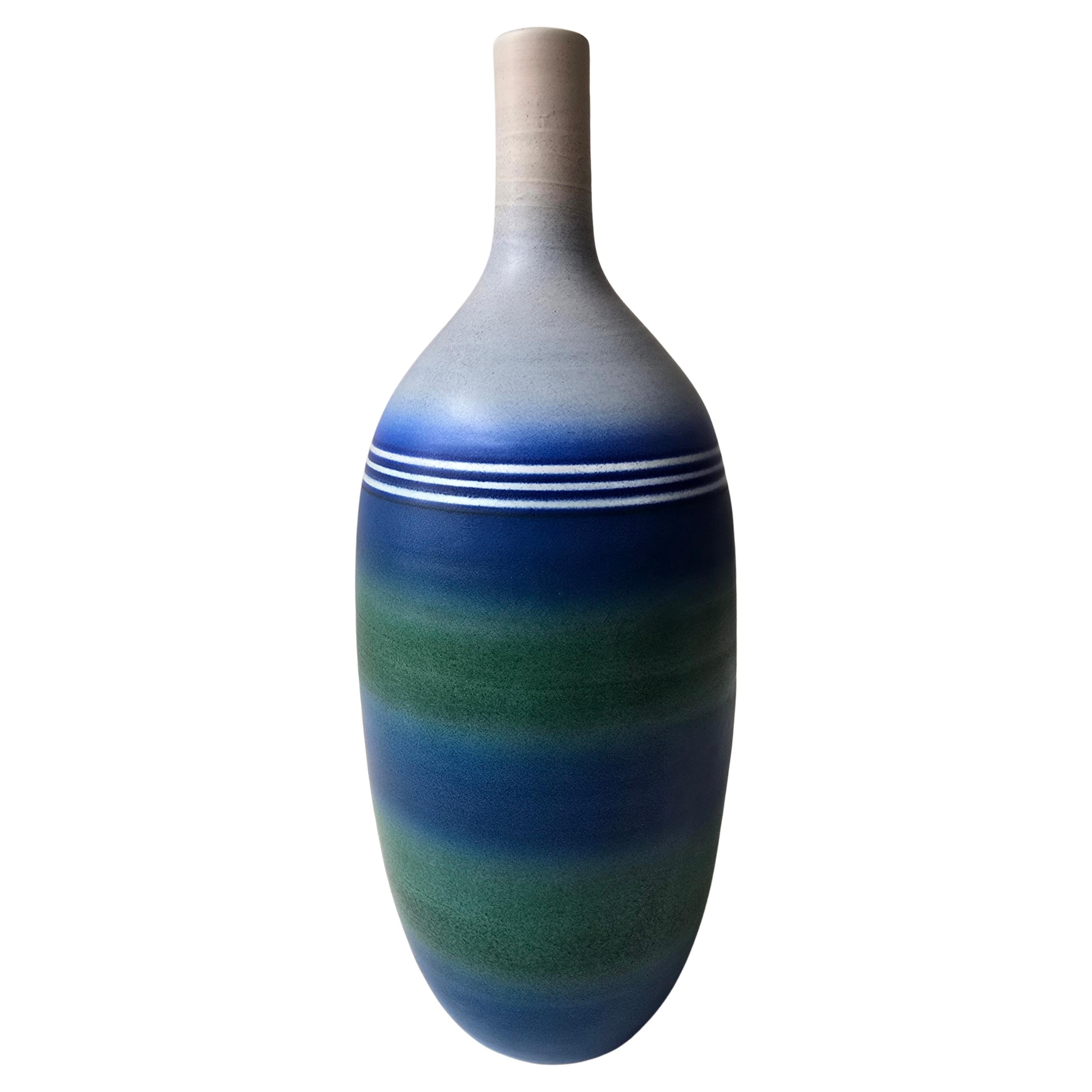 Vaso a bottiglia in Studio Pottery - firmato "Maria", Belgio, C.C. 1970-1990 in vendita