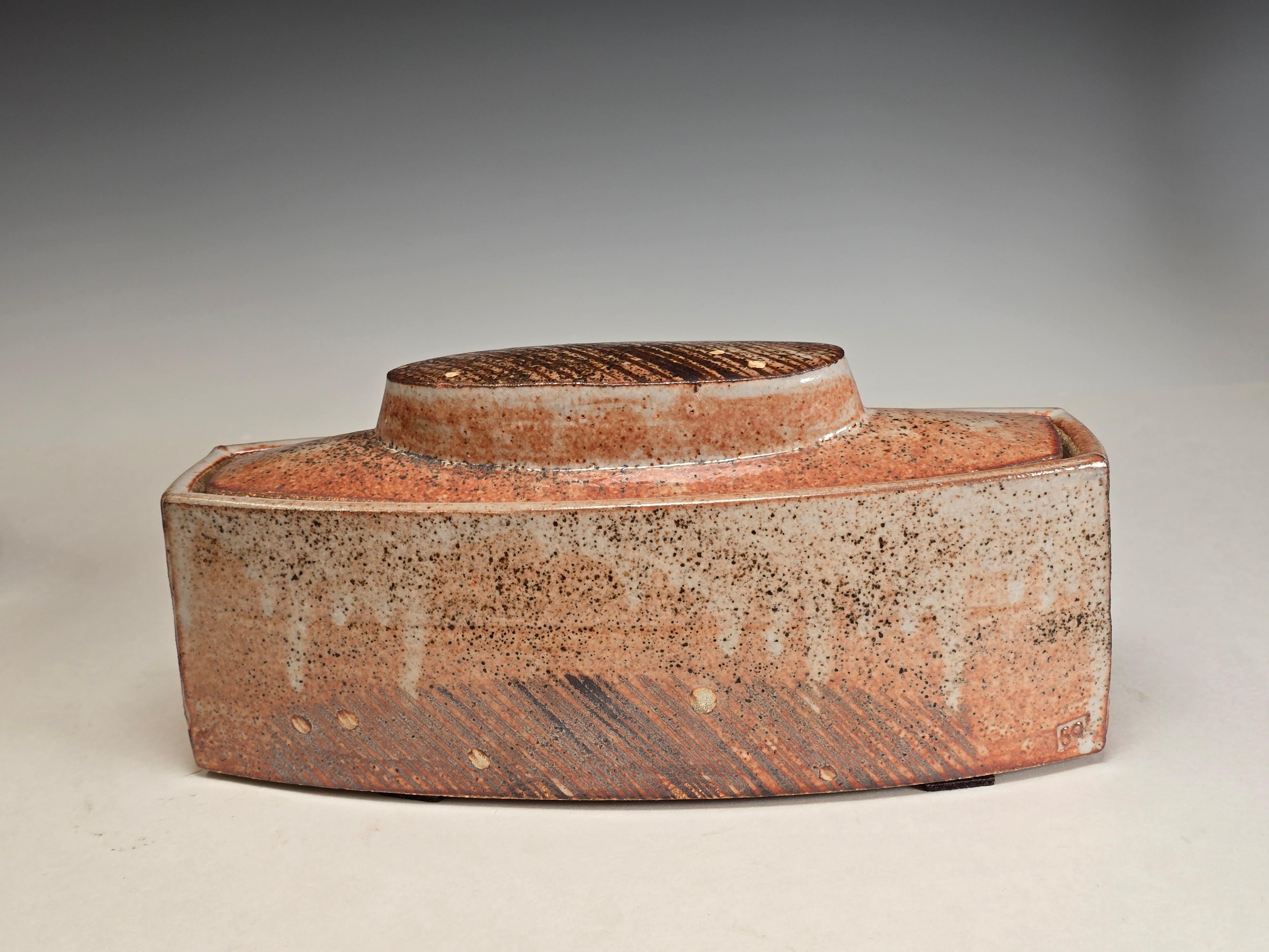 Splendida scatola di studio Pottery del famoso ceramista e ora curatore Sequoia Miller.   Questa scatola è stata realizzata molto probabilmente negli anni '90 e ha una forma meravigliosa, moderna e antica allo stesso tempo.   Sequoia Miller stava