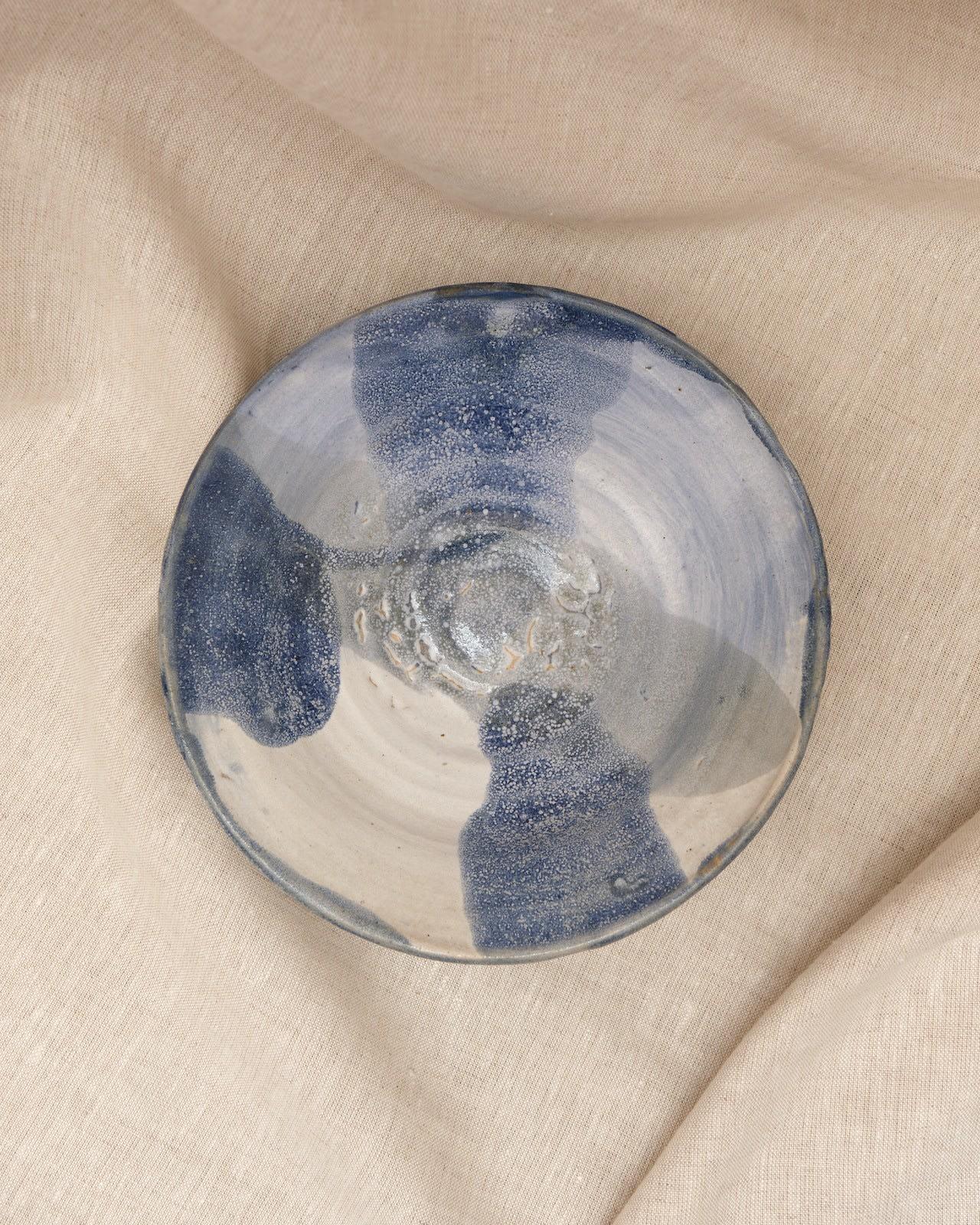 Blau-weiß glasierte Schale aus Studio-Töpferware mit Signatur des Herstellers auf dem Boden 
H6 x W21cm