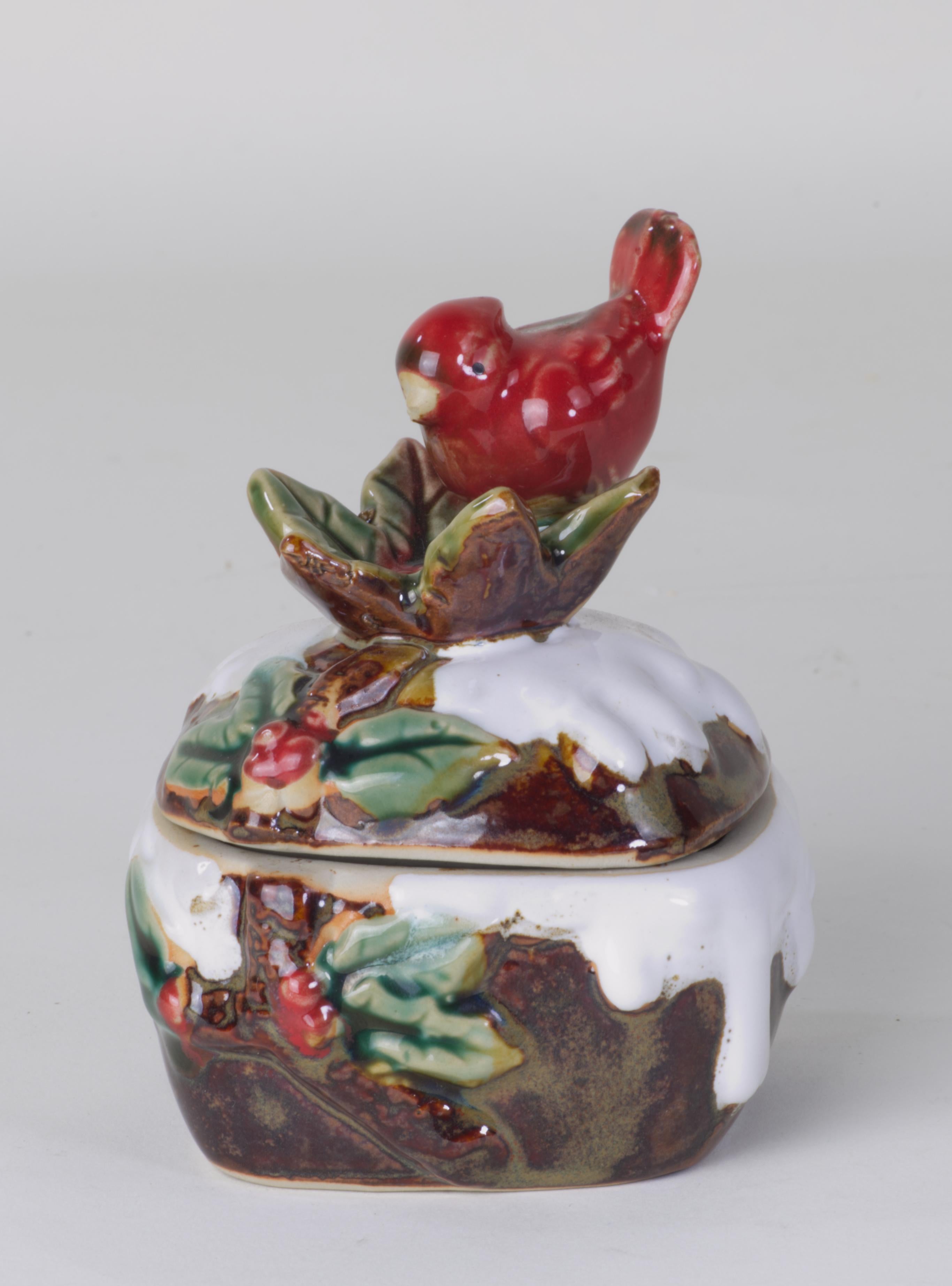 Studio Pottery Keramikschachtel mit Deckel, Vogel, Blättern und Beeren, mehrfarbige Glasur im Zustand „Gut“ im Angebot in Clifton Springs, NY