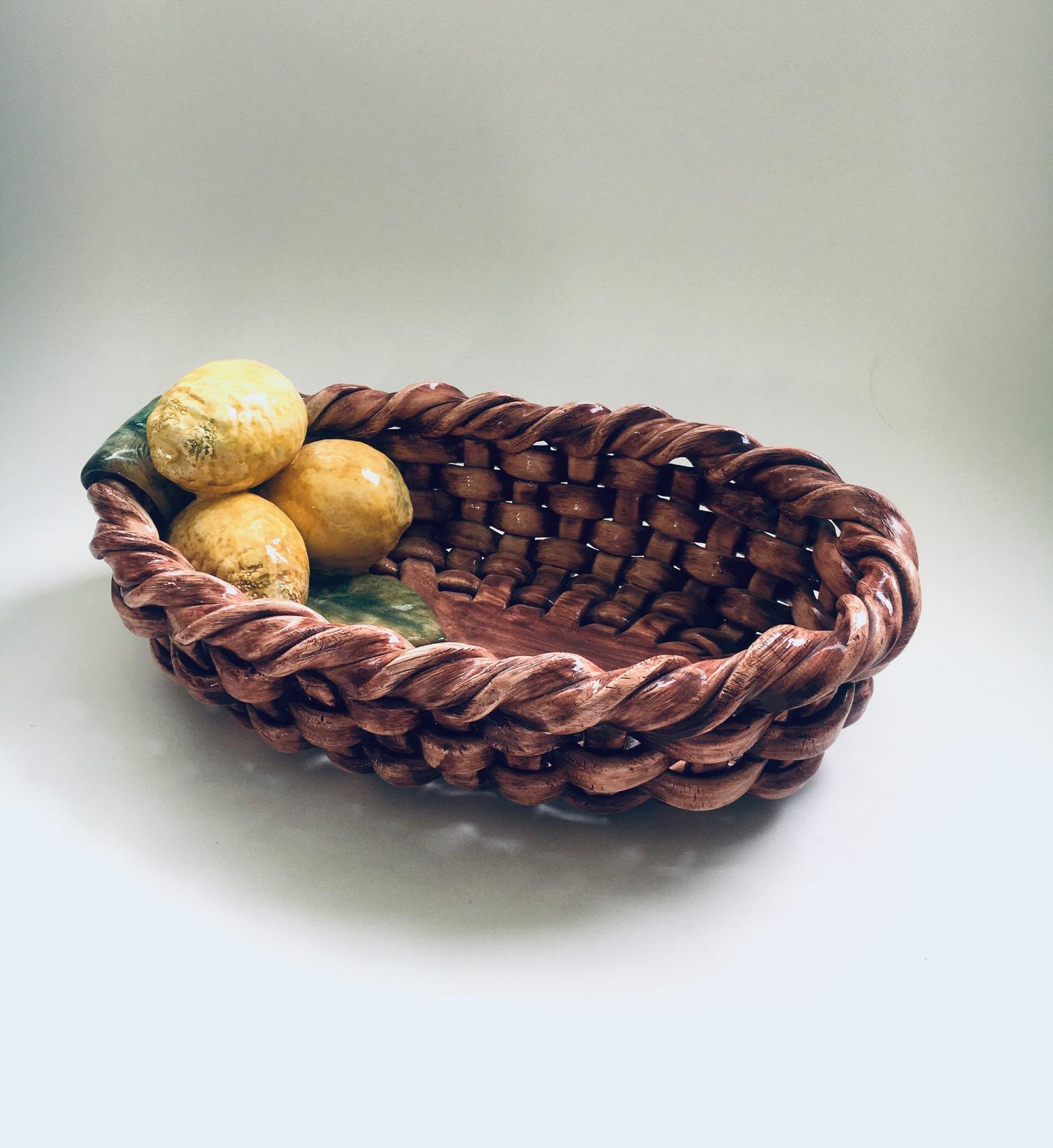 Vintage Art Studio Pottery Large Citrus Fruit Dish Bowl von J. Santos für Alcobaca Portugal 1950er Jahre. Geflochtene und gedrehte handgemachte Keramikschale mit 3 Zitronen und Blatt auf Keramikkorb. Auf der Unterseite sind der Name des Künstlers