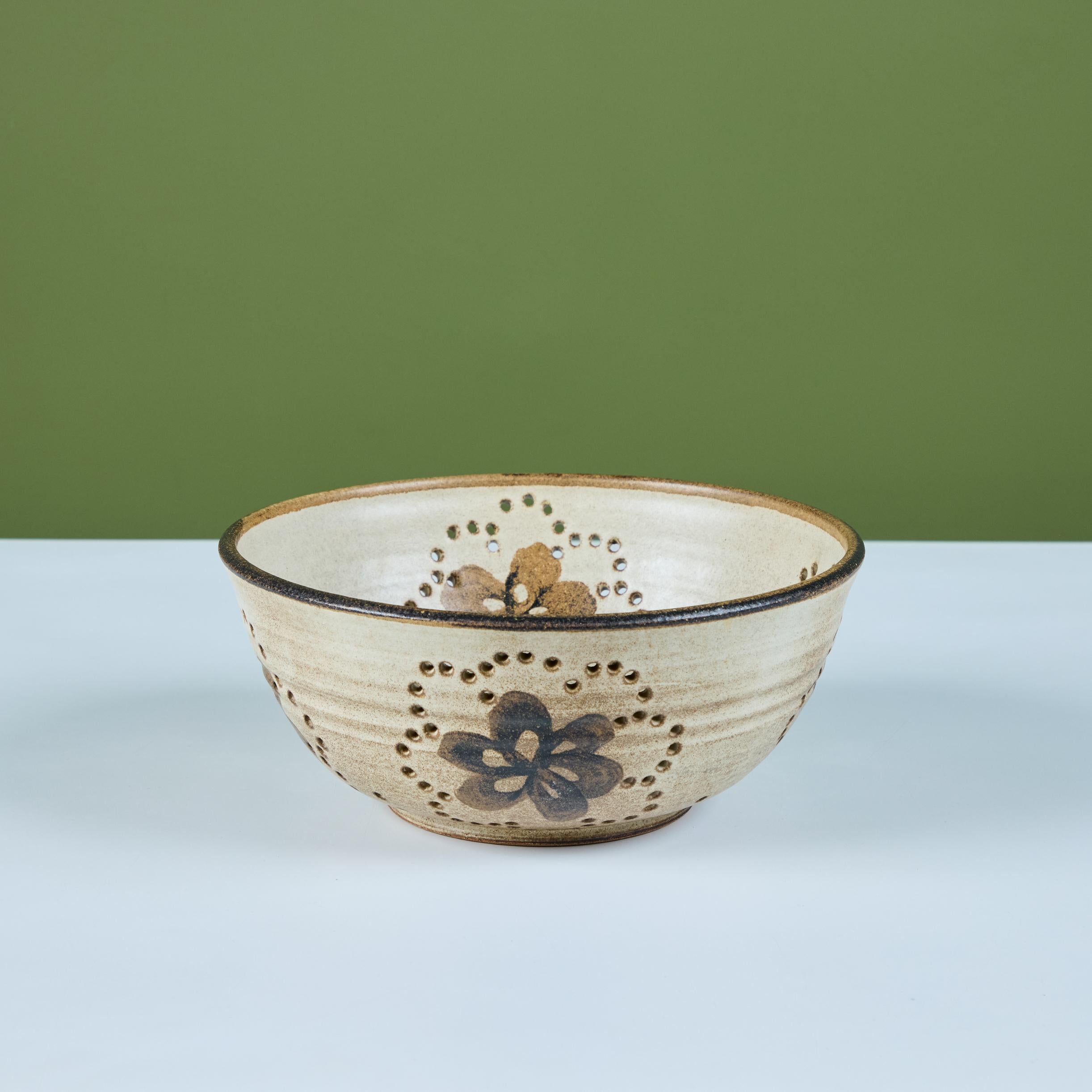 Studio Pottery - Colapasta con motivo floreale in vendita 2