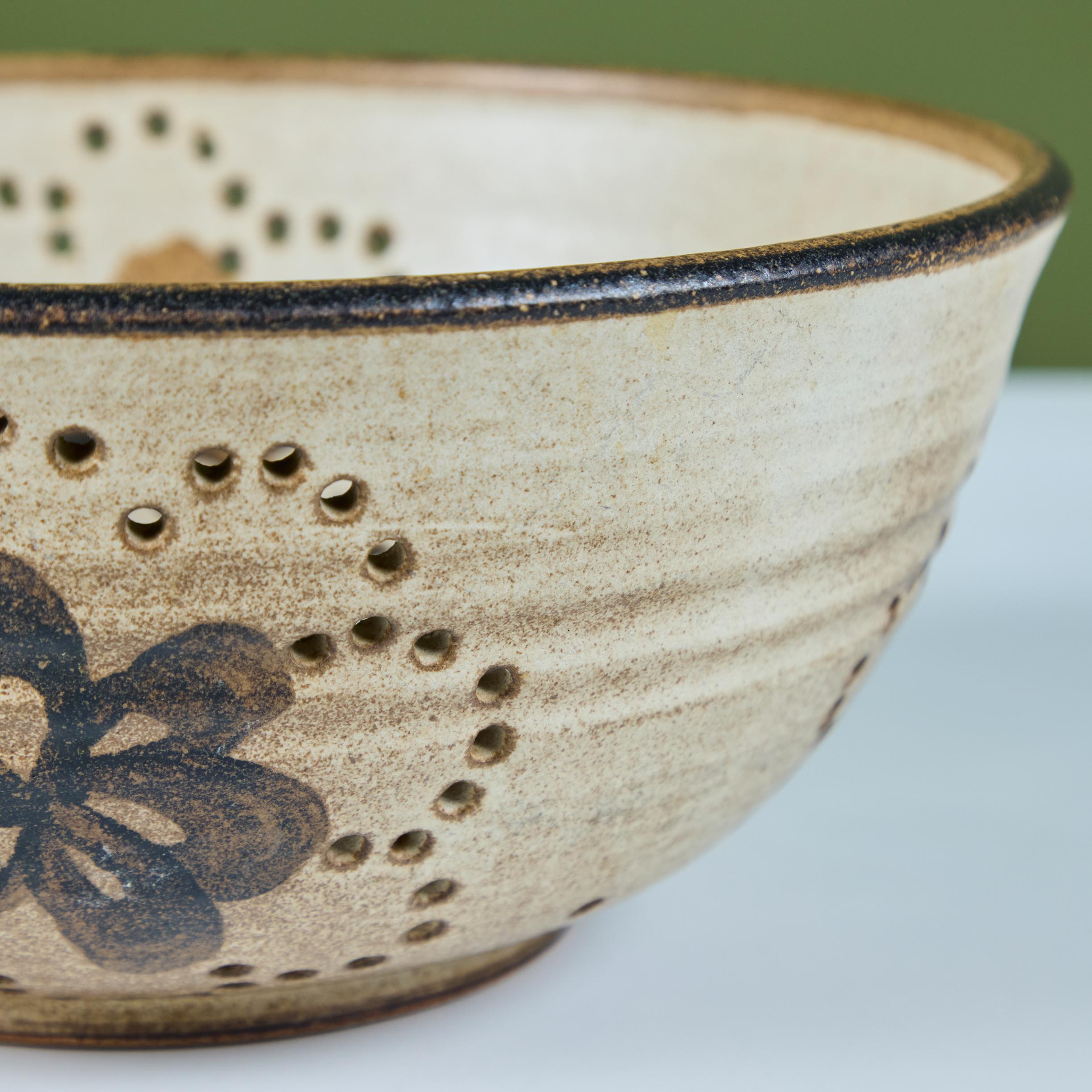 Studio Pottery - Colapasta con motivo floreale in vendita 3