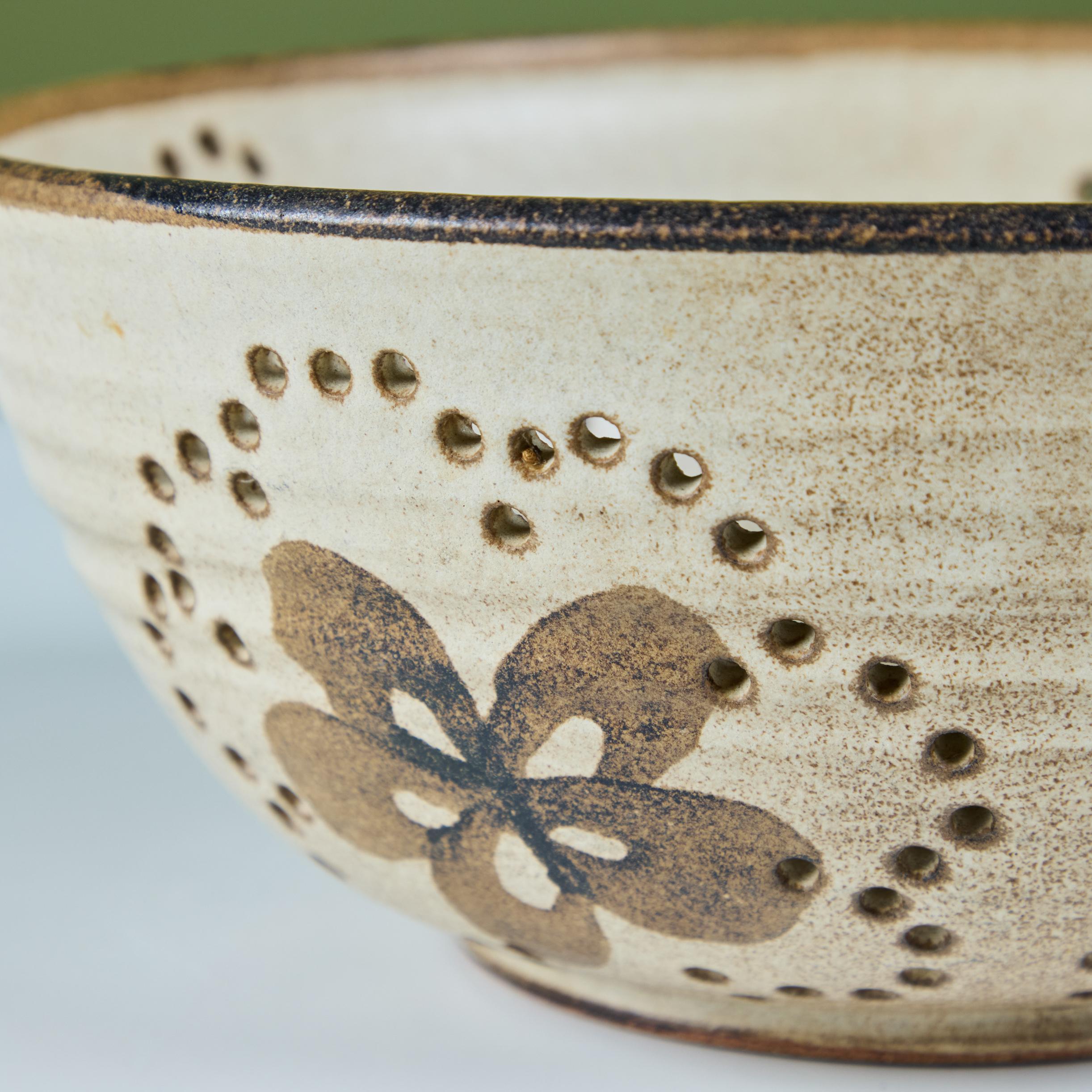 Studio Pottery - Colapasta con motivo floreale in vendita 4