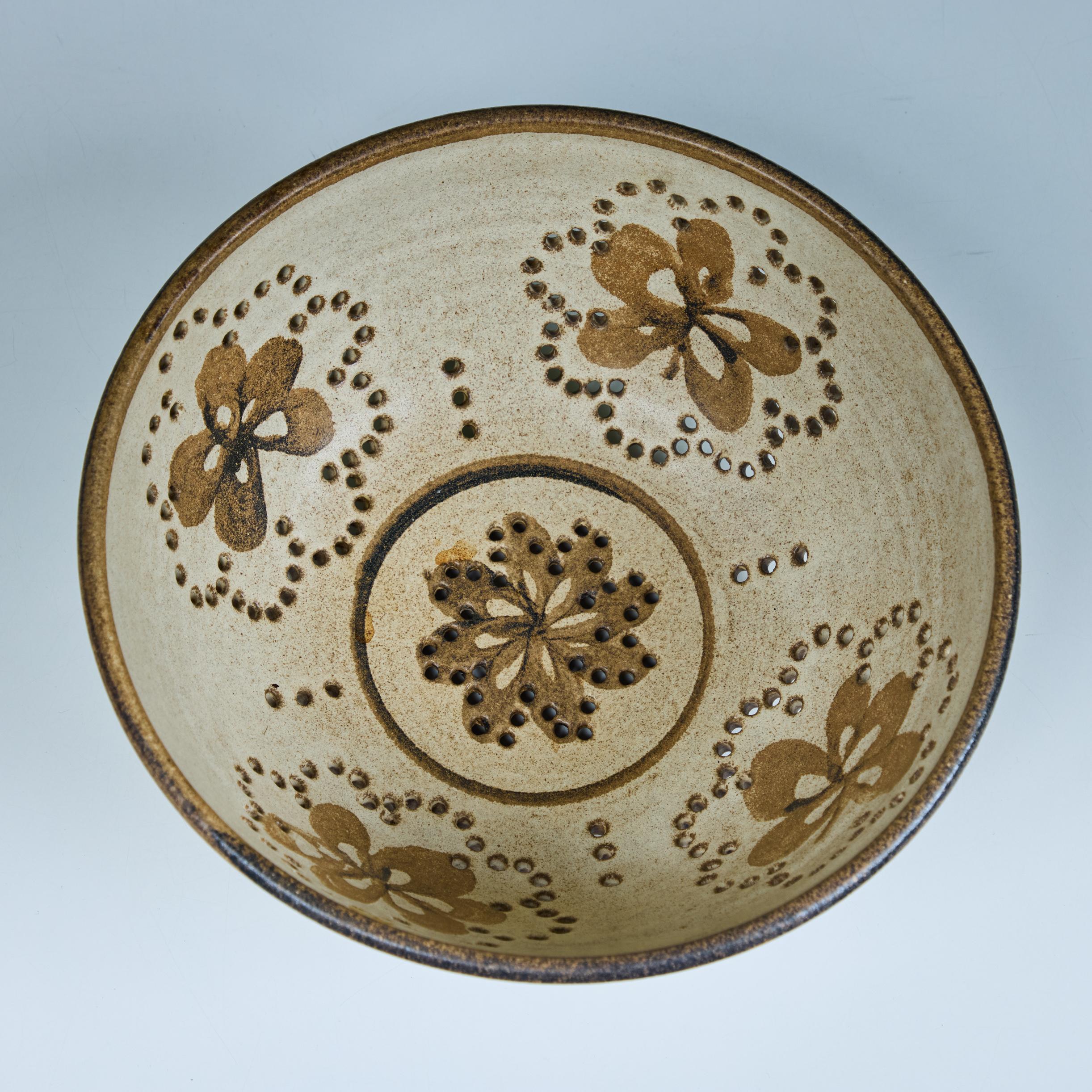Mid-Century moderno Studio Pottery - Colapasta con motivo floreale in vendita