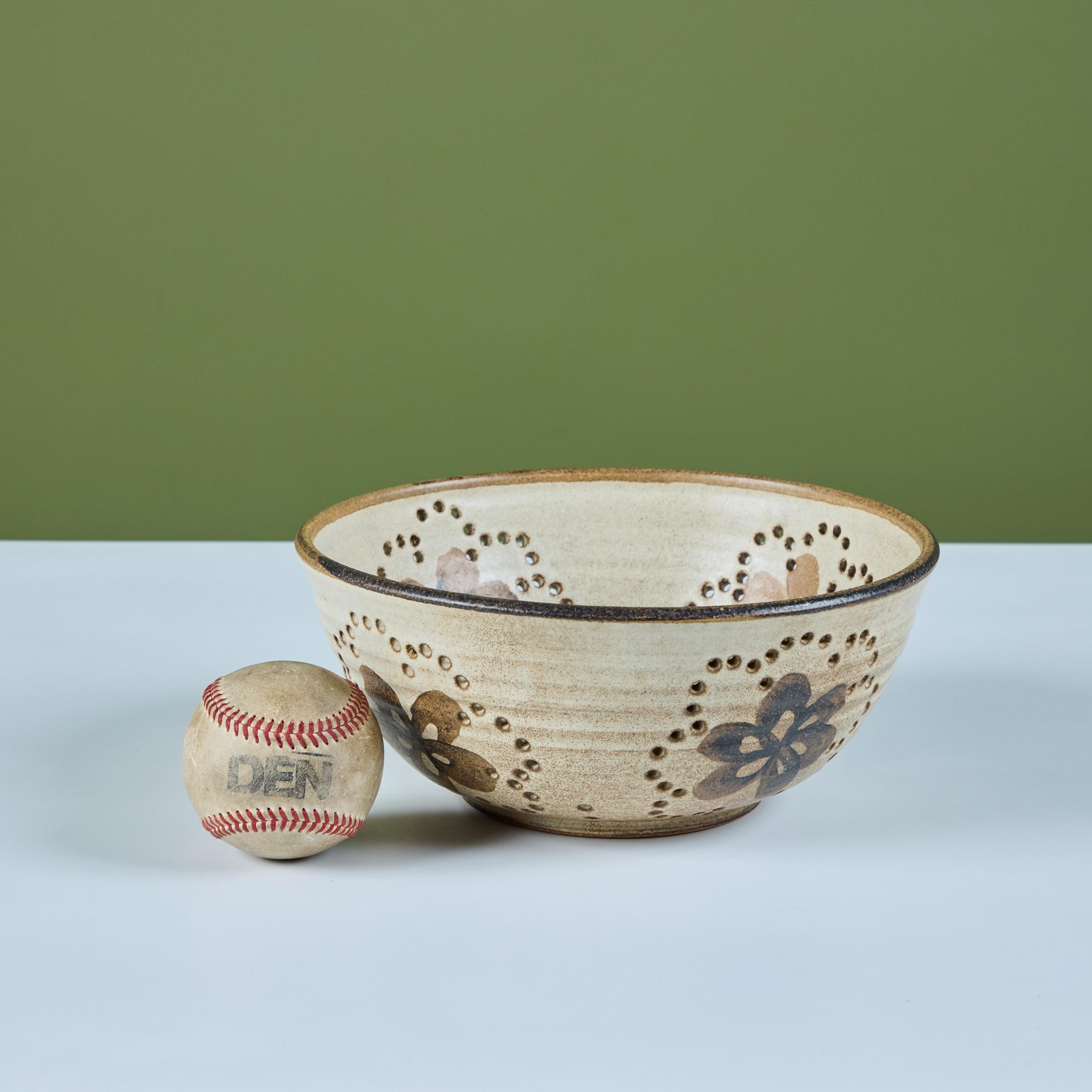 Americano Studio Pottery - Colapasta con motivo floreale in vendita