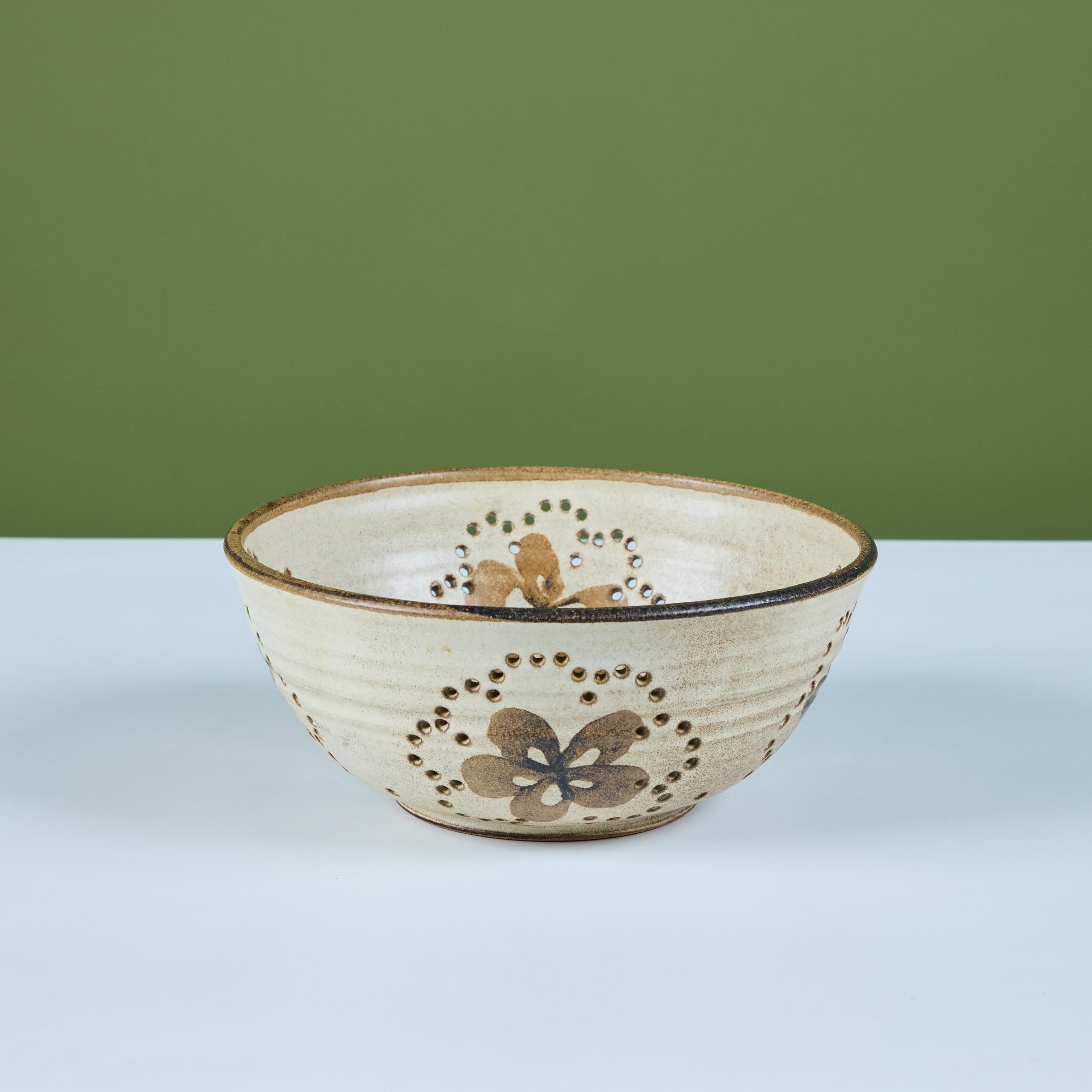 Studio Pottery - Colapasta con motivo floreale In condizioni ottime in vendita a Los Angeles, CA