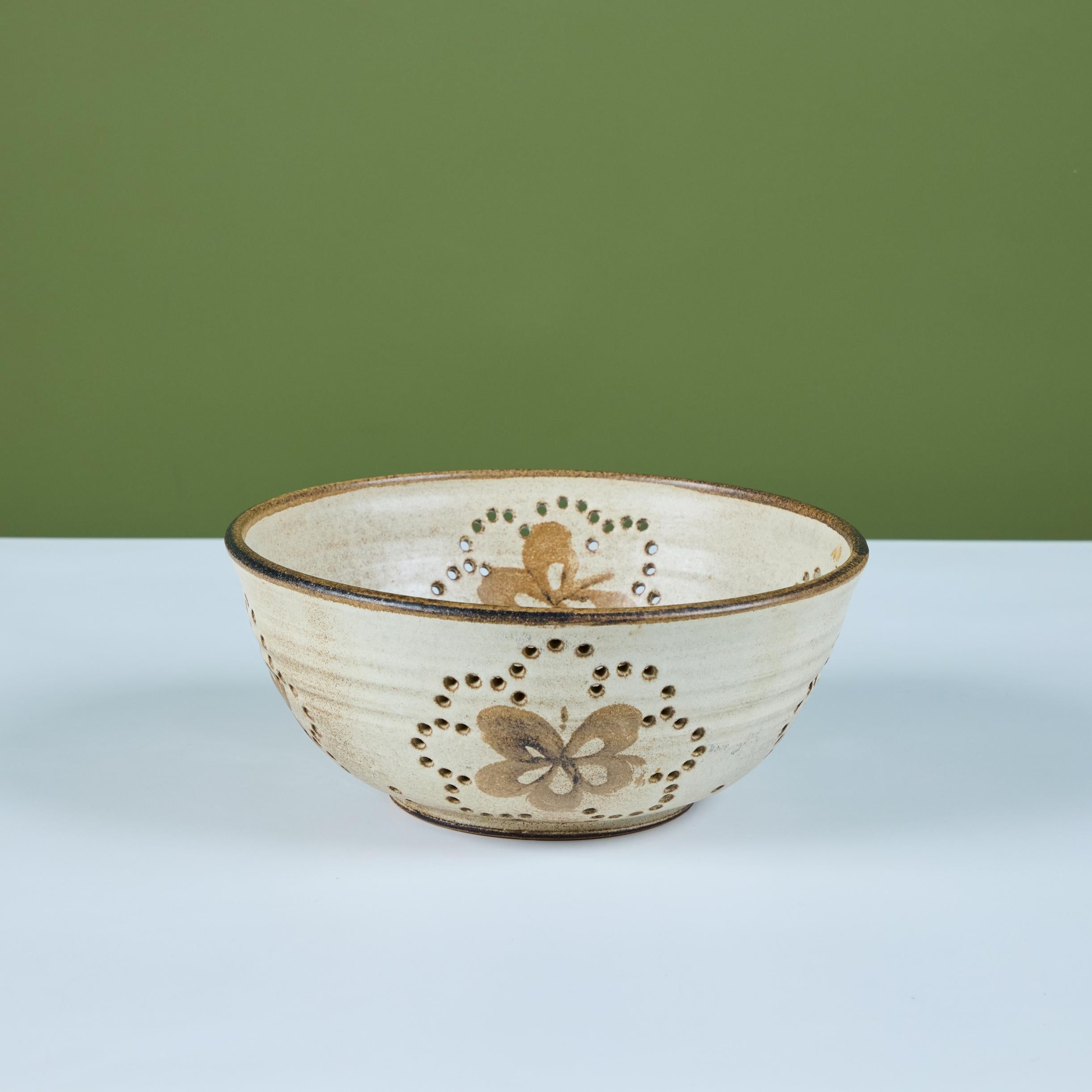 XX secolo Studio Pottery - Colapasta con motivo floreale in vendita