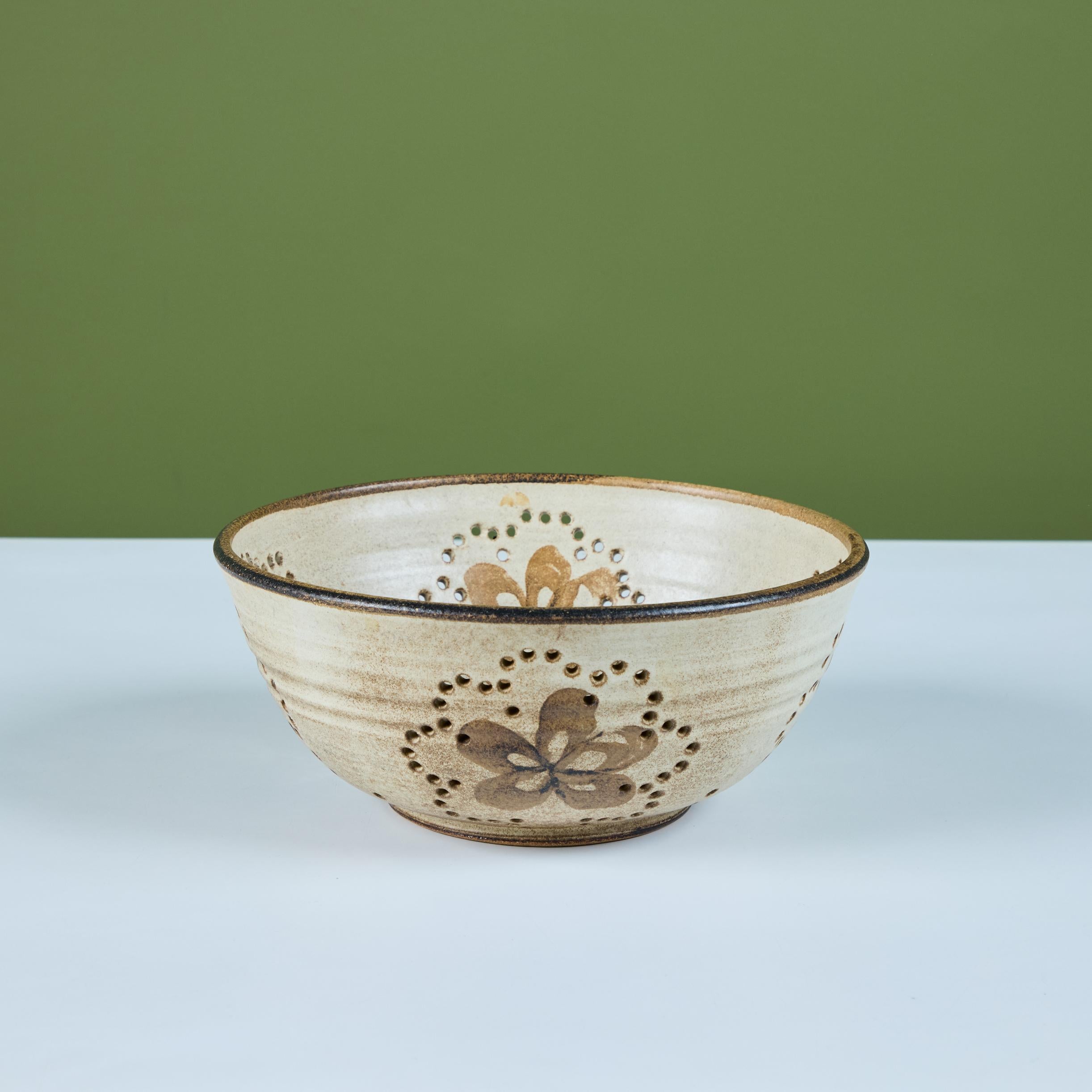 Grès porcellanato Studio Pottery - Colapasta con motivo floreale in vendita
