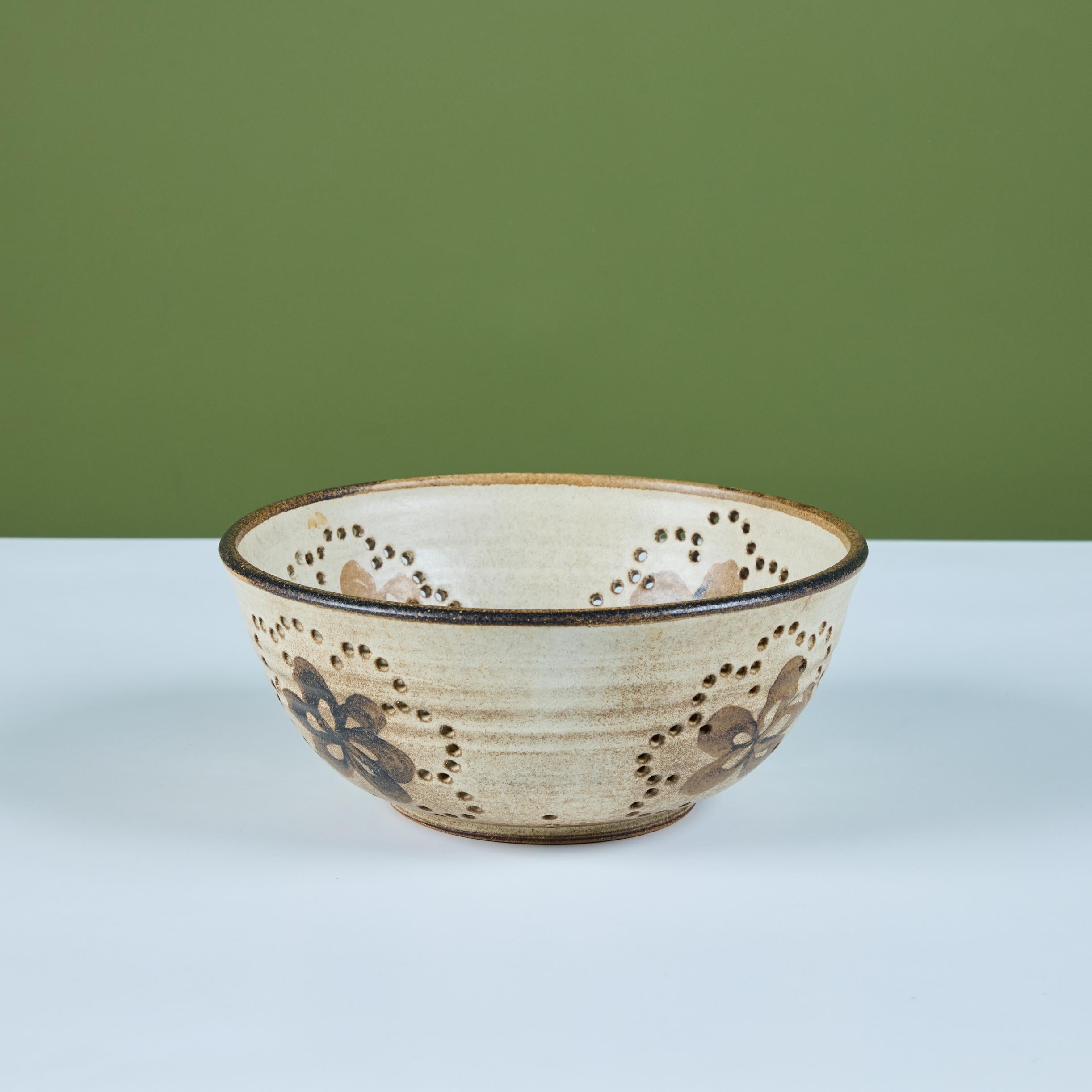 Studio Pottery - Colapasta con motivo floreale in vendita 1