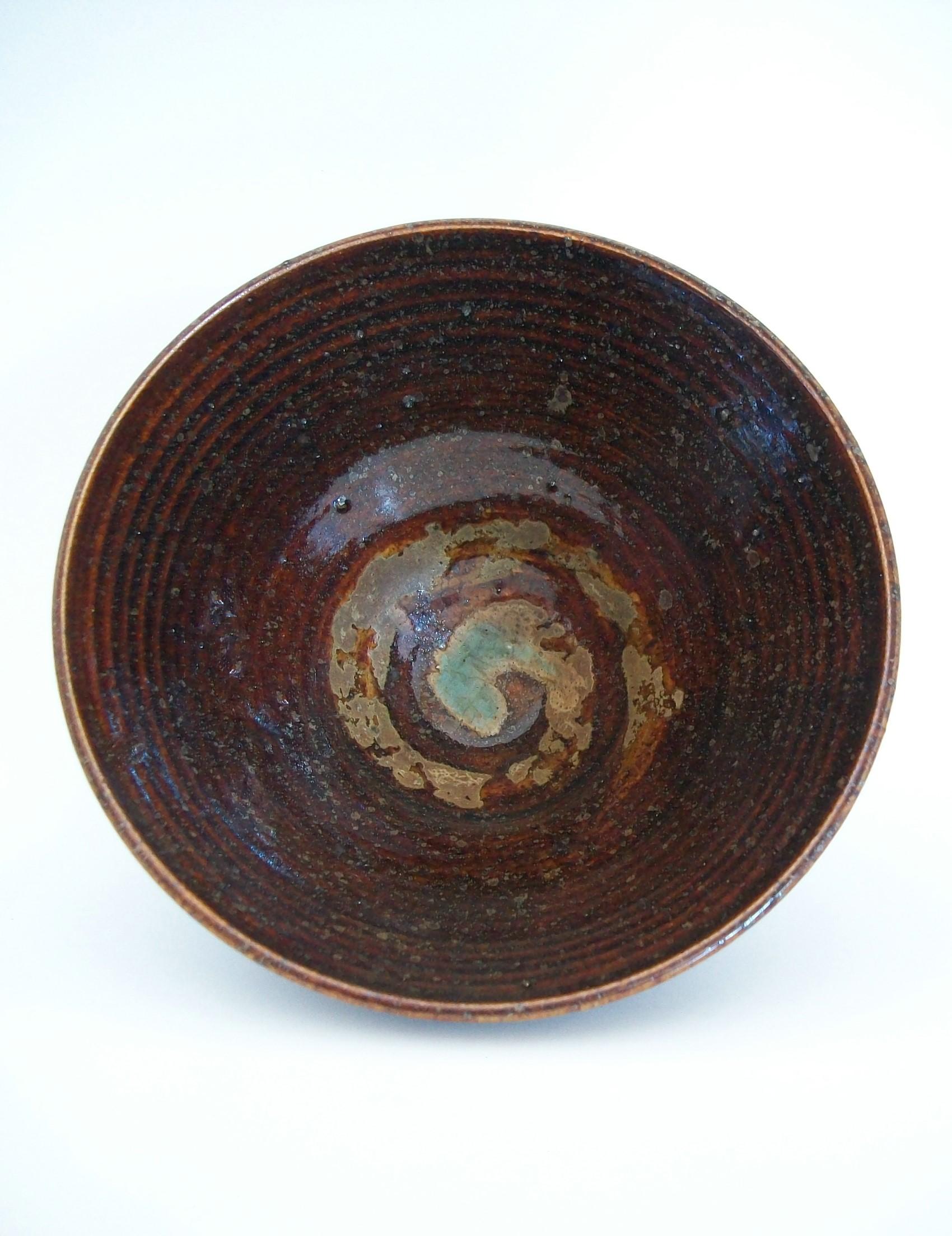 Moderne Bol conique de Studio Pottery, signé de façon indistincte, Canada, vers 2006 en vente