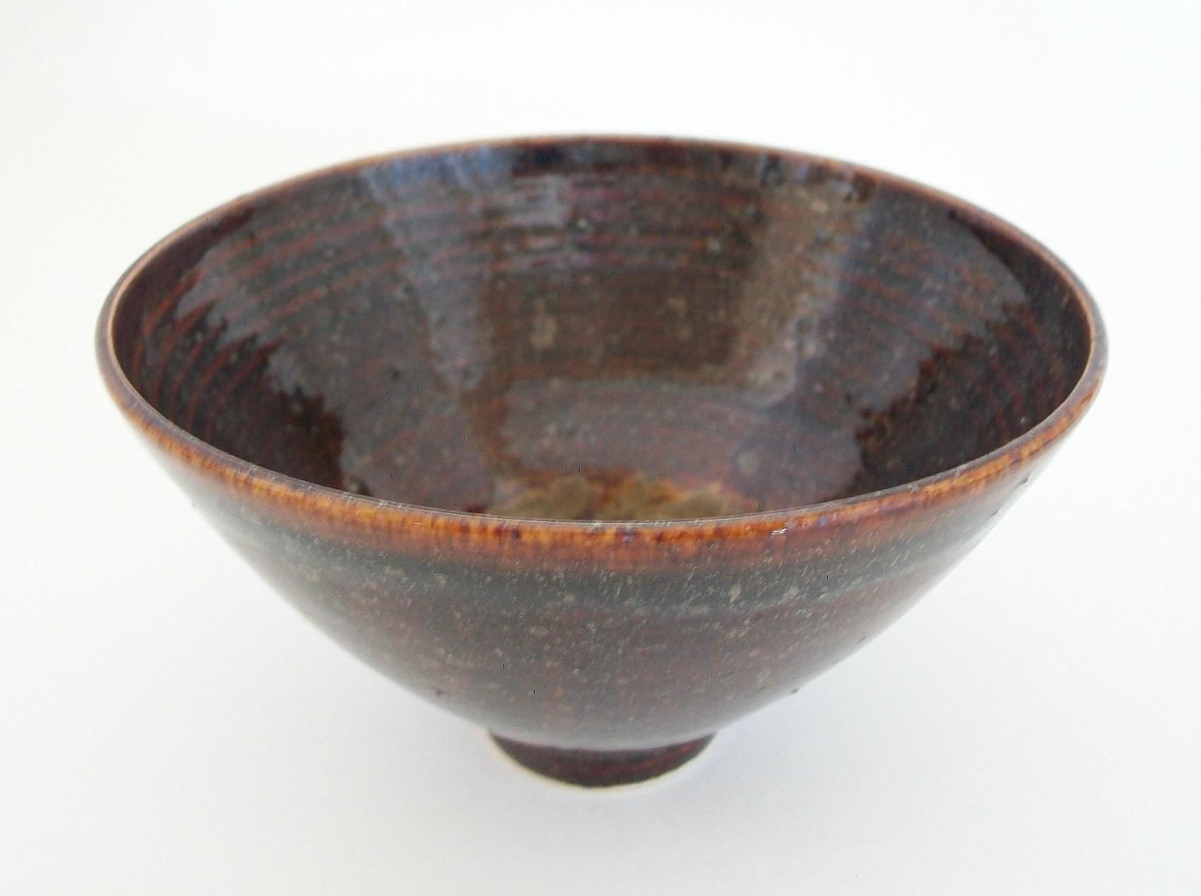 Studio Pottery Konische Schale, undeutlich signiert, Kanada, ca. 2006 (Kanadisch) im Angebot