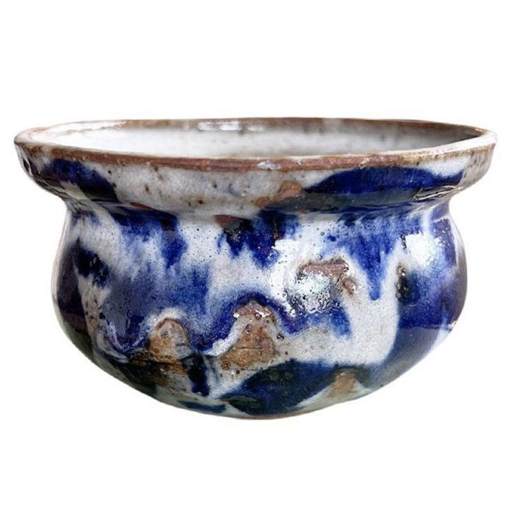 Eine zierliche Keramikschale aus Steingut. Dieses kleine Gefäß eignet sich hervorragend für einen Couchtisch als Vase oder für einen Beistelltisch als Schmuckschale. Wir lieben auch die Idee, ihn als Salzbrunnen in einer Küche zu verwenden. Das