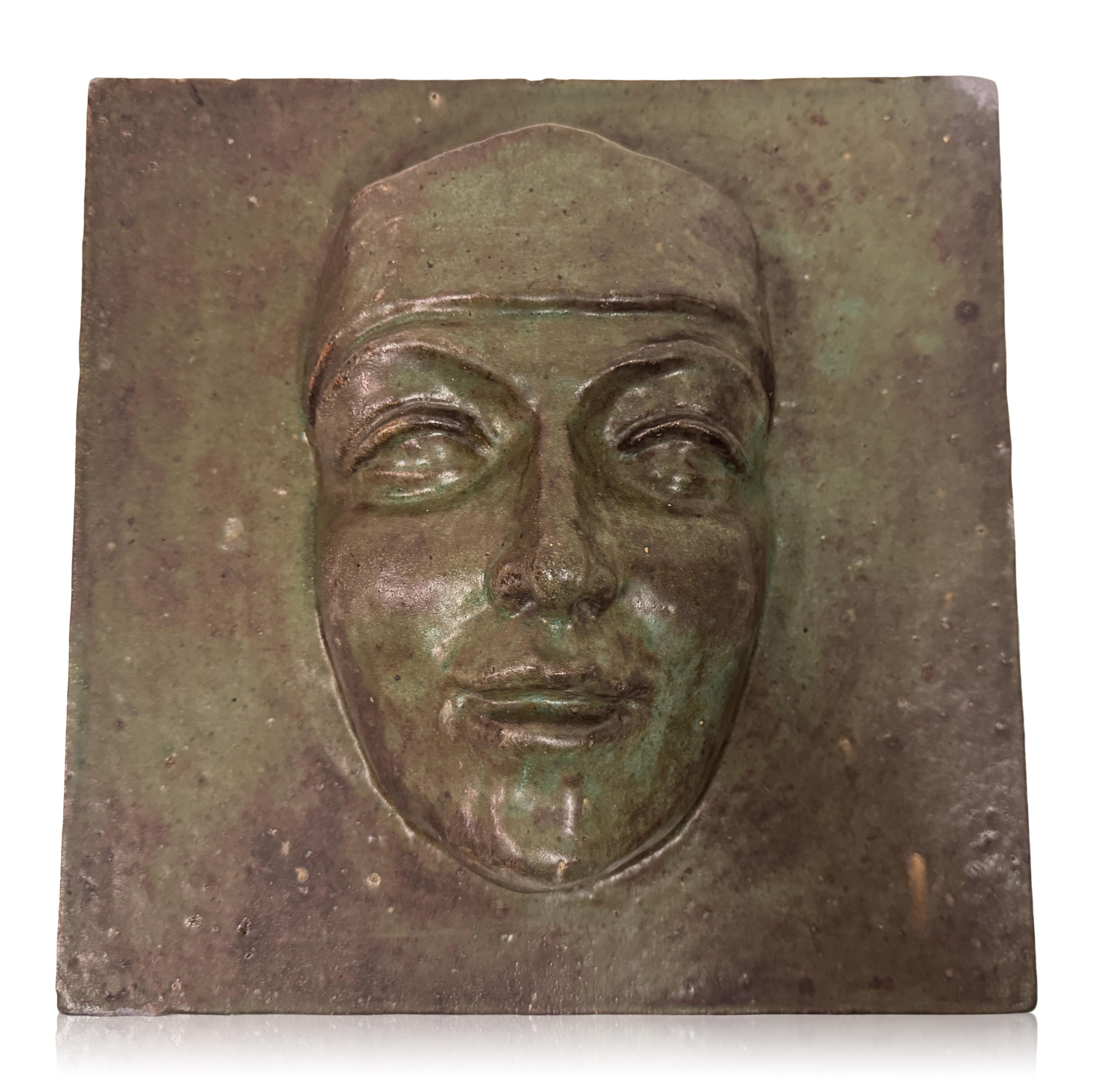 Plaque de visage en poterie de Studio, milieu du 20e siècle

Plaque de visage en céramique, probablement du milieu du XXe siècle, en bas-relief, représentant une expression calme et introspective. Les traits stylisés - paupières larges, sourcils